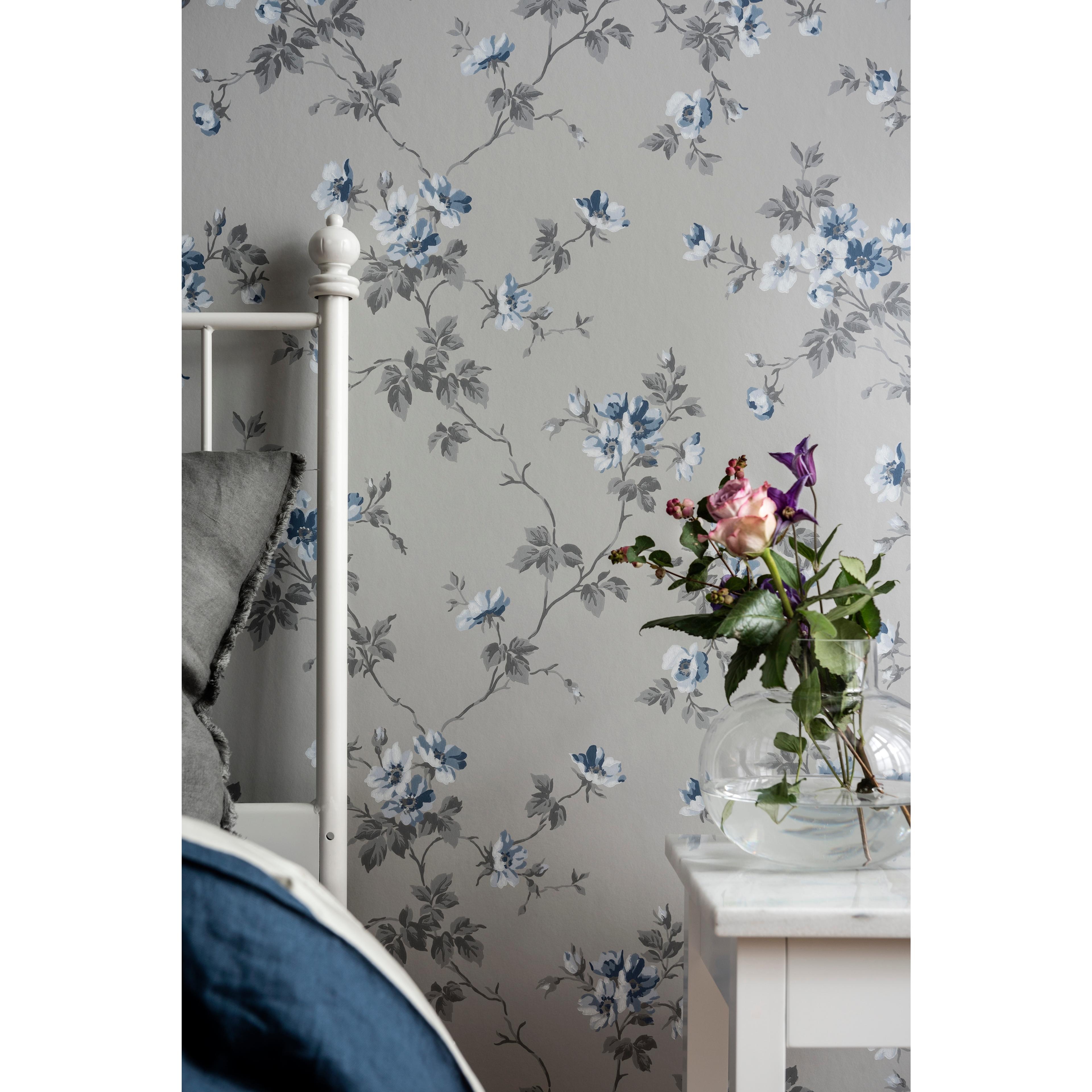 Kristina, gråblå tapet från duro med blommigt mönster i grå. Från kollektionen Duro 1900. Nonwoven-material med förskjuten mönsterpassning. Country-stil.