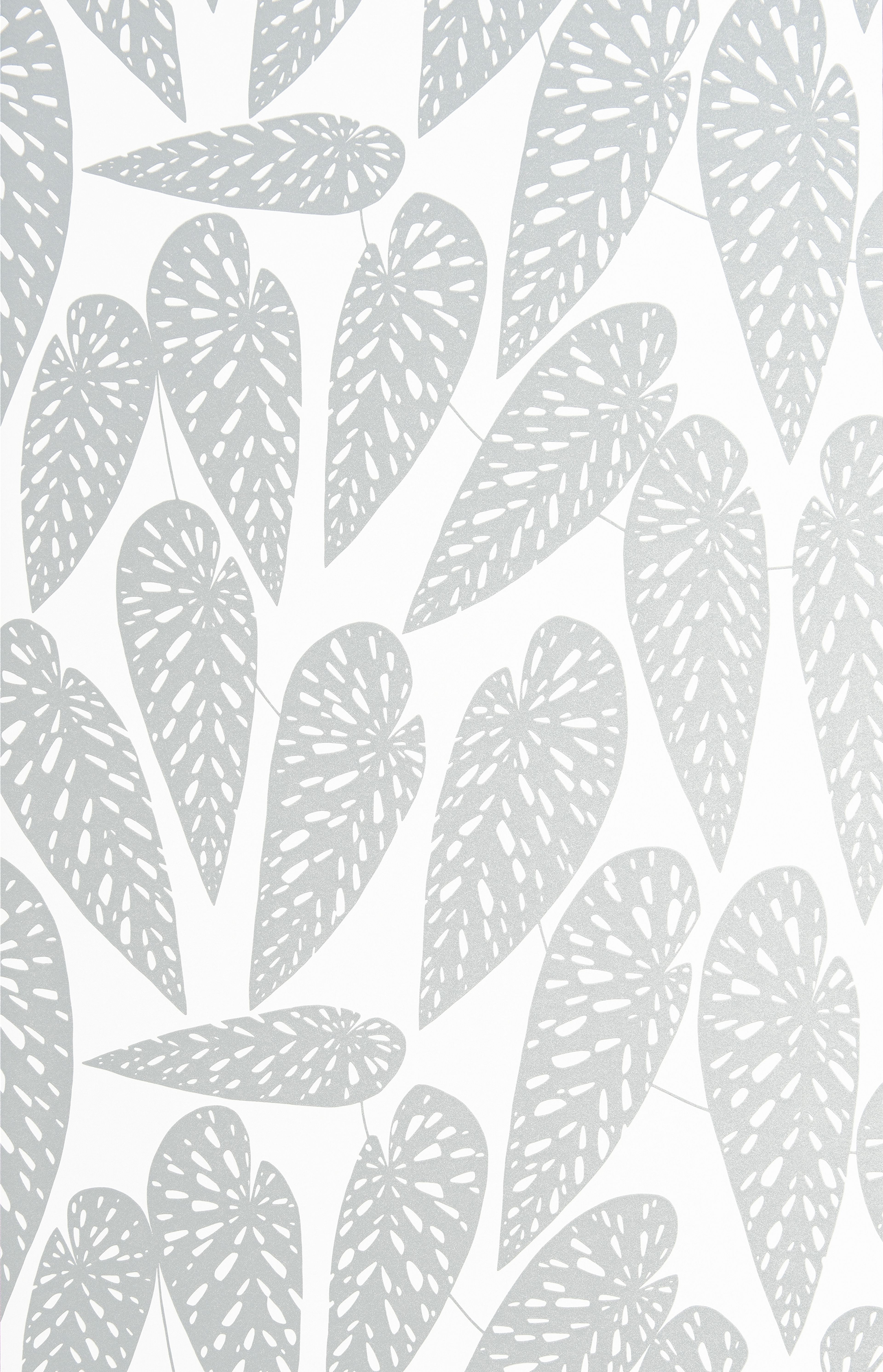 Jungle tapet från Midbec med botaniskt mönster i vit. Från kollektionen Seven Sisters. Nonwoven-material med förskjuten passning.