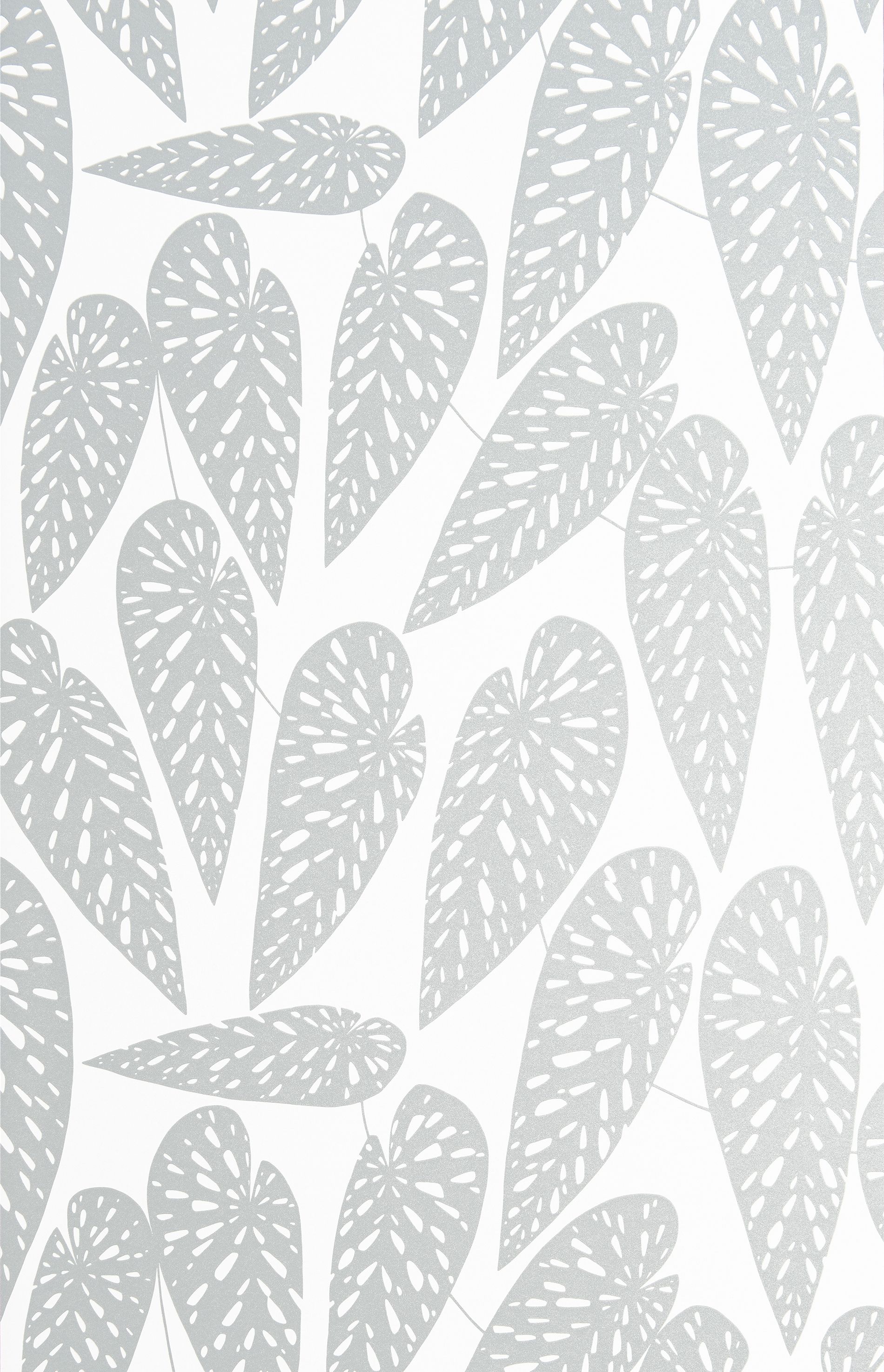 Jungle tapet från Midbec med botaniskt mönster i vit. Från kollektionen Seven Sisters. Nonwoven-material med förskjuten passning.