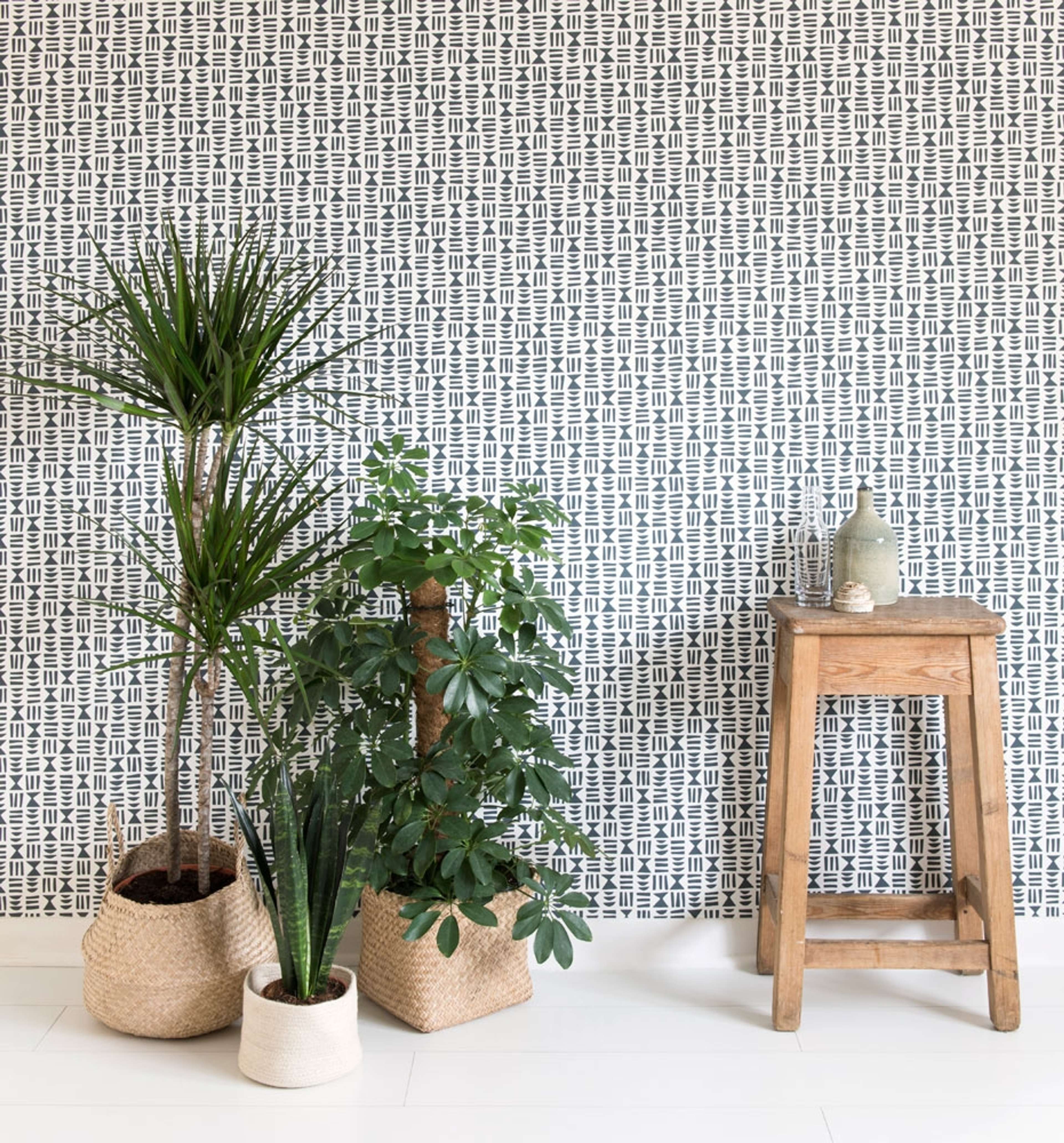 Heiroglyph Lead tapet från Midbec med grafiskt, retro mönster i grå. Från kollektionen Kinfolk. Nonwoven-material med rak passning. Vintage, stram-stil.