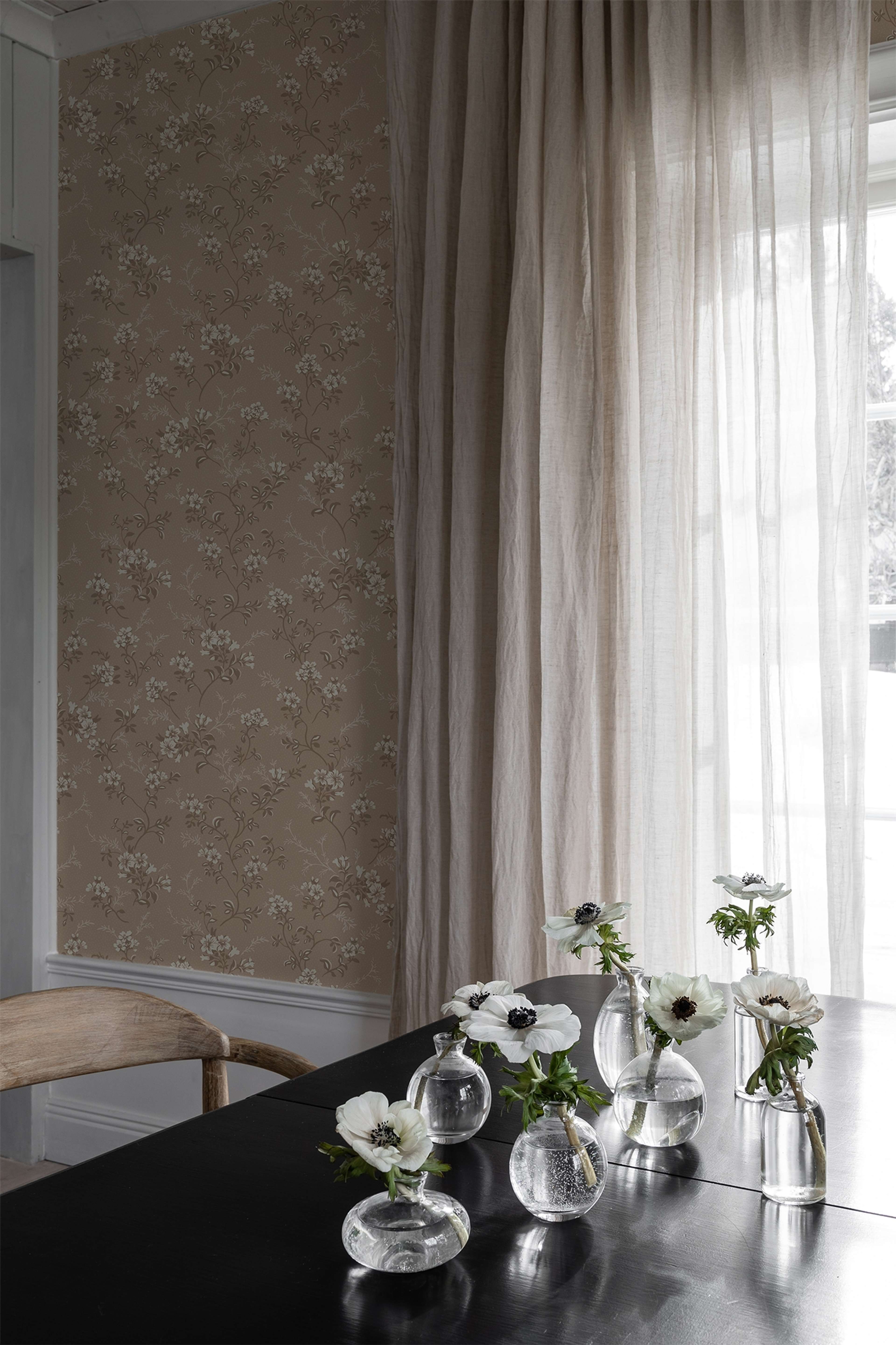 Sonja Rosa tapet med blommigt mönster i rosa. Från kollektionen Flora. Nonwoven-material med förskjuten passning.