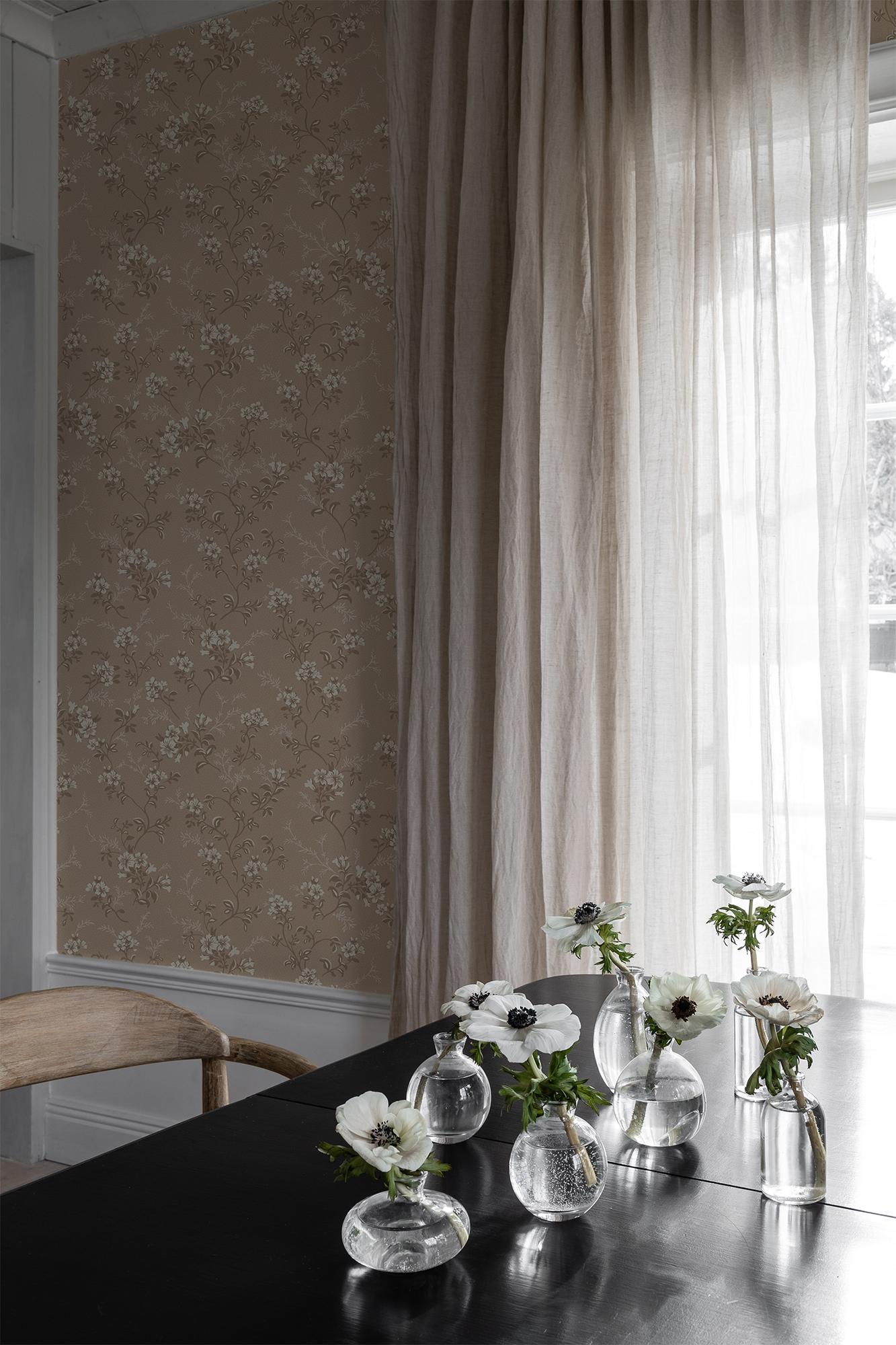 Sonja Rosa tapet med blommigt mönster i rosa. Från kollektionen Flora. Nonwoven-material med förskjuten passning.