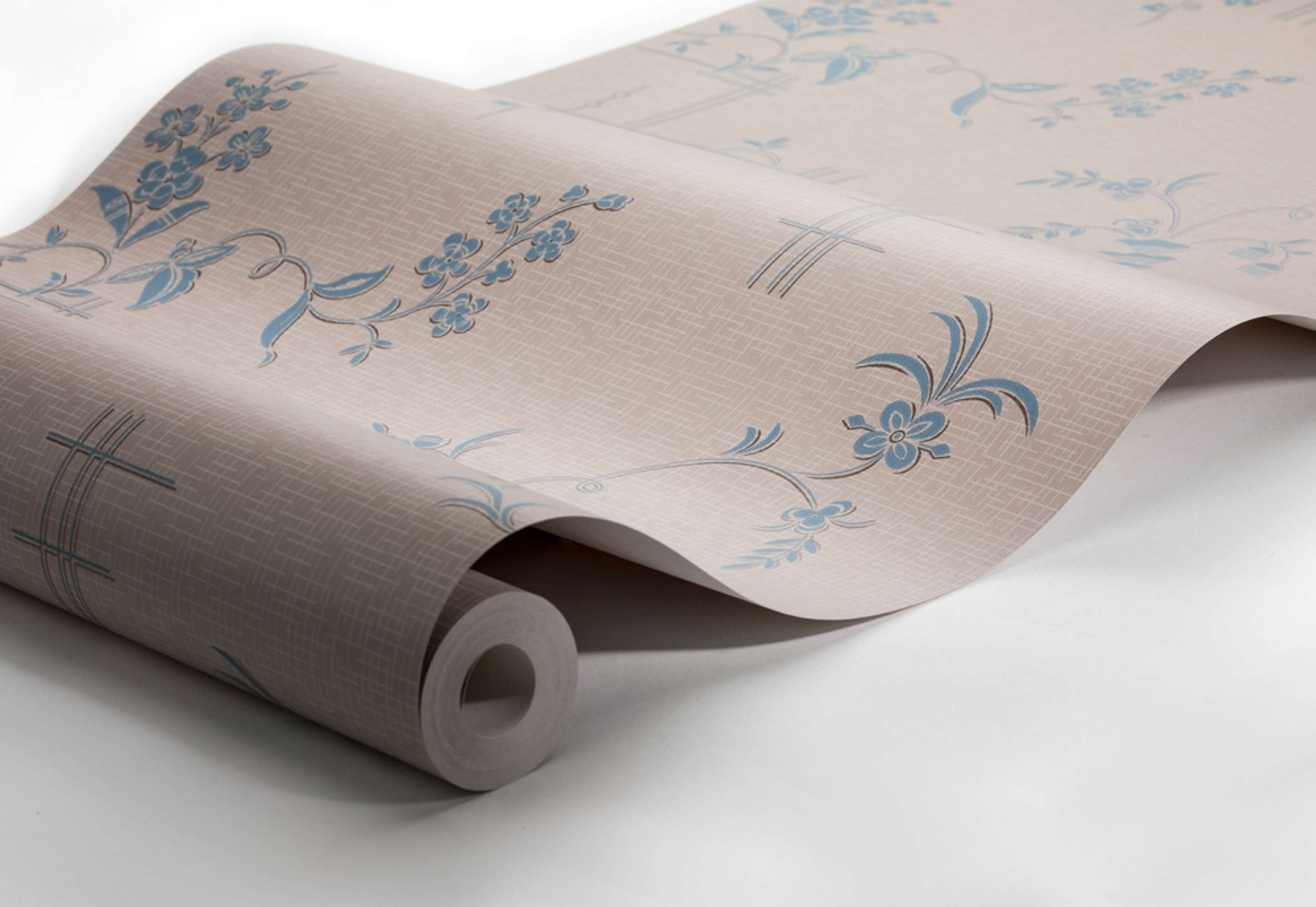 Ulricehamn tapet från Boråstapeter med blommigt mönster i brun och blå. Från kollektionen anno. Nonwoven-material med förskjuten passning. Passar i sovrum och matsal.