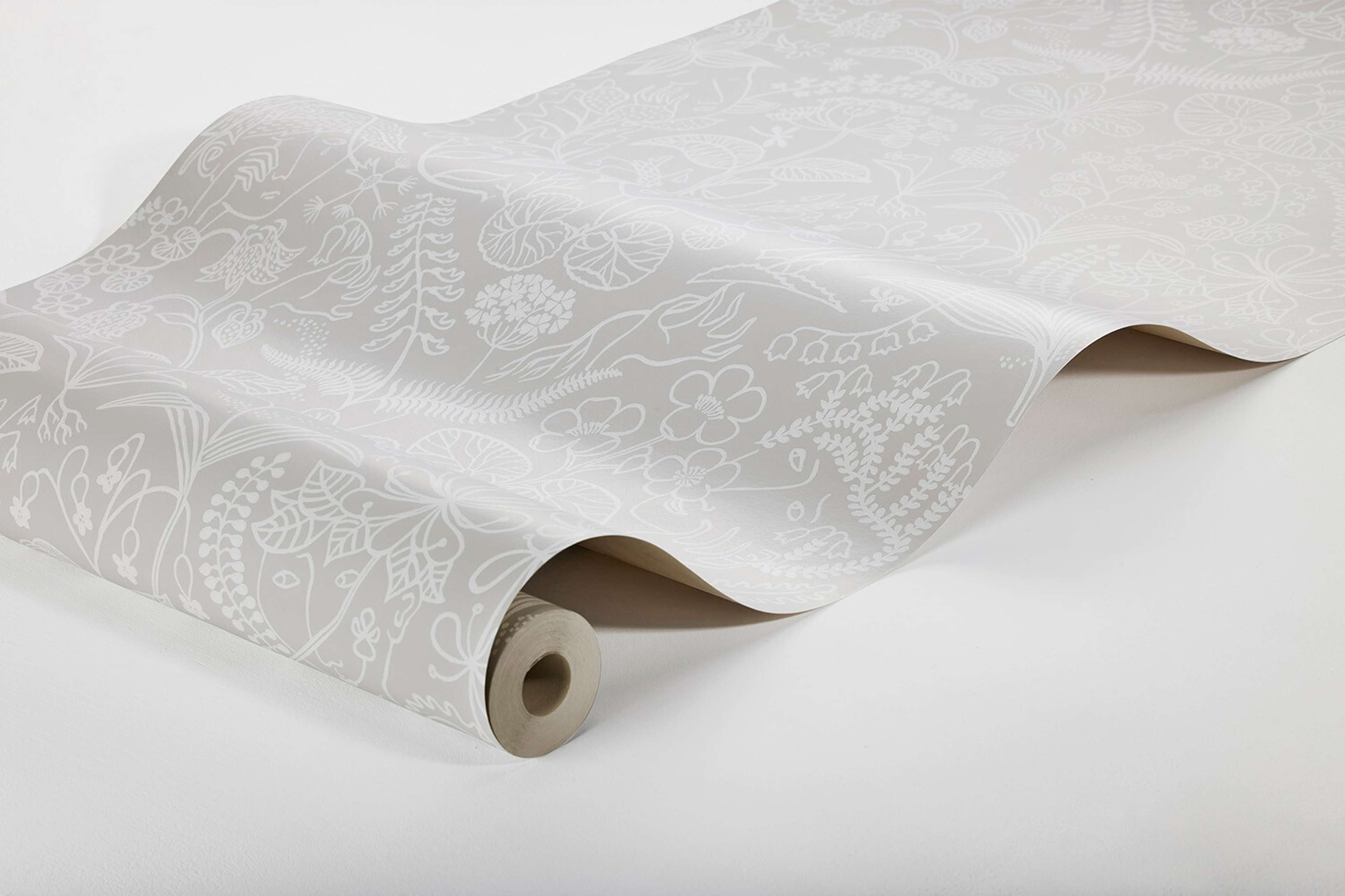 Stig Lindberg Grazia tapet med botaniskt, retro mönster i grå. Från kollektionen Scandinavian Designers III. Nonwoven-material med rak passning. Lek-stil.