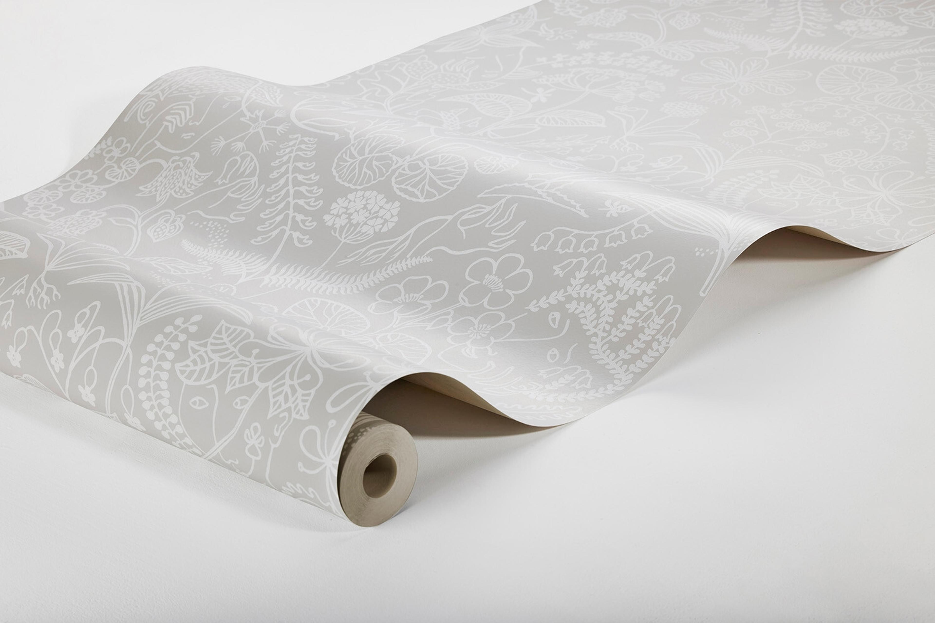 Stig Lindberg Grazia tapet med botaniskt, retro mönster i grå. Från kollektionen Scandinavian Designers III. Nonwoven-material med rak passning. Lek-stil.
