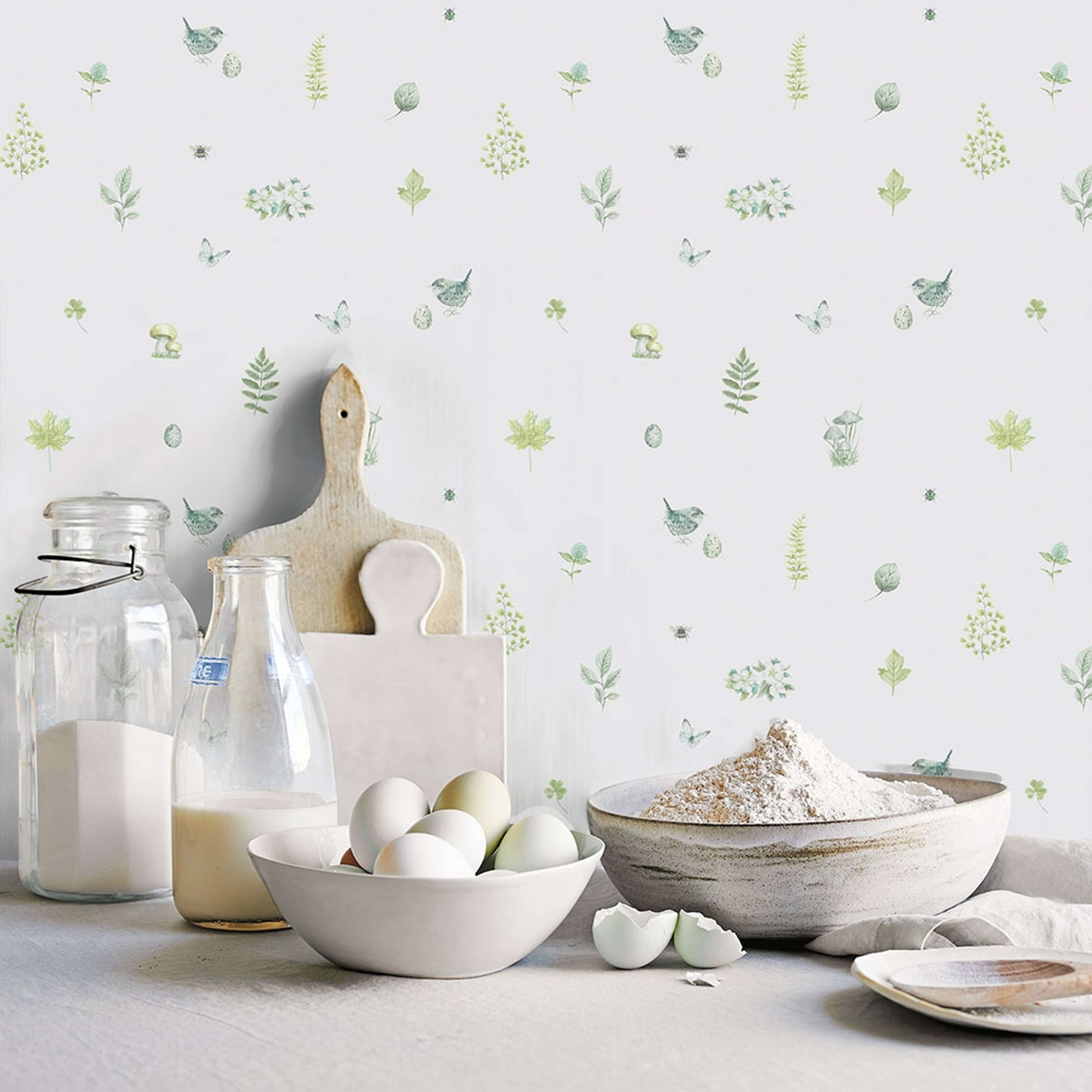 Meadow Spot tapet i vit och grön. Från kollektionen Just Kitchens. Nonwoven-material med rak passning.