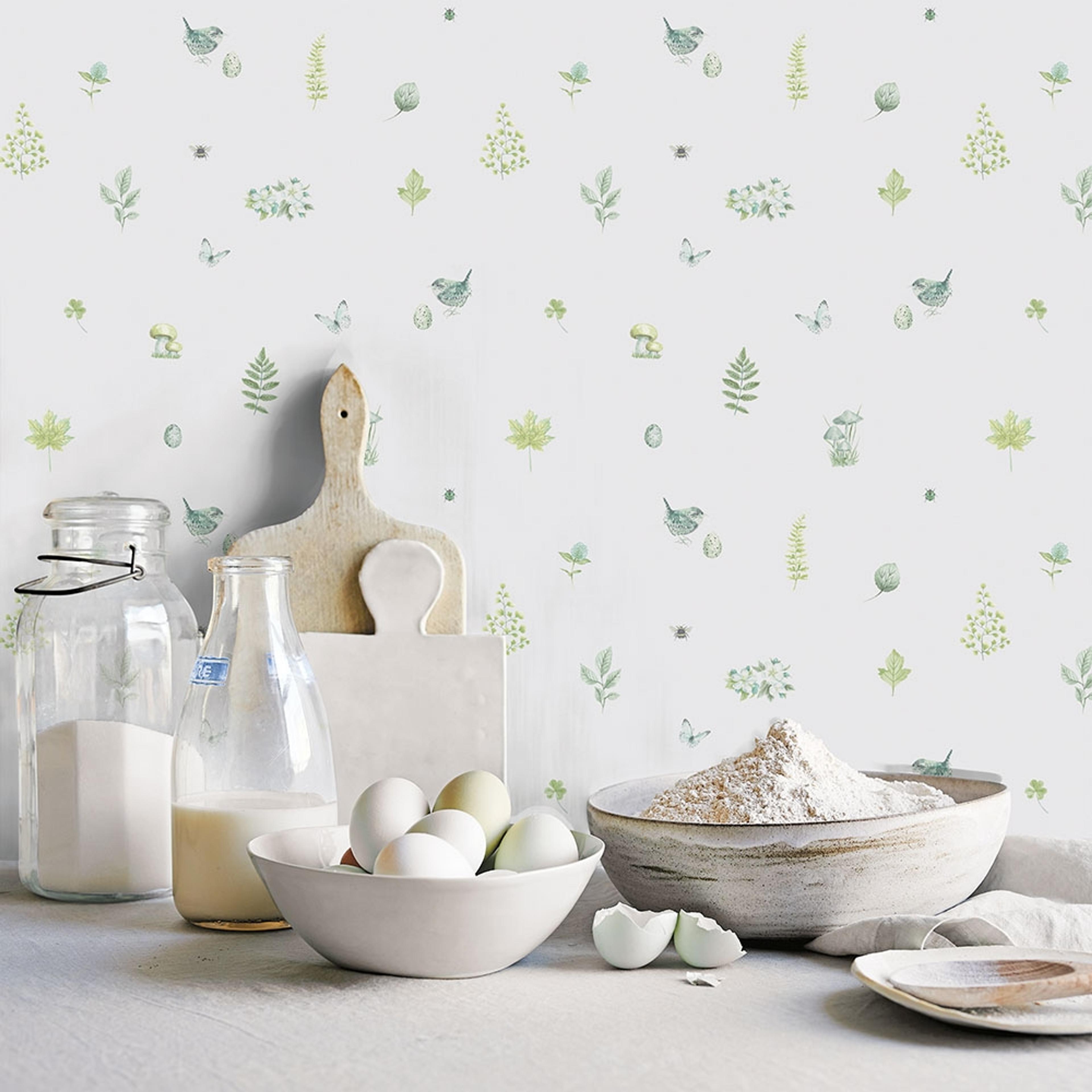 Meadow Spot tapet i vit och grön. Från kollektionen Just Kitchens. Nonwoven-material med rak passning.