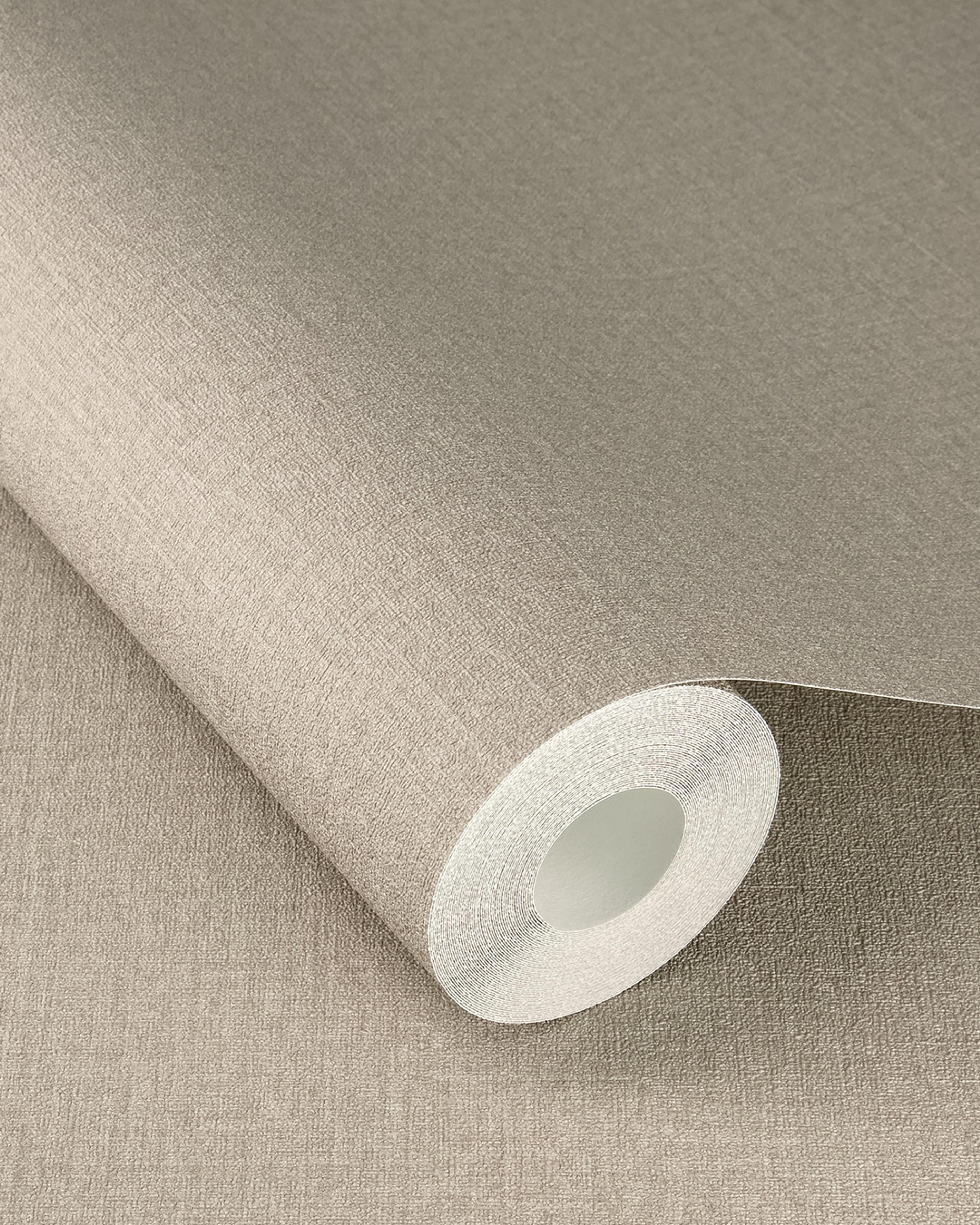 Serengeti 555868 tapet enfärgad i grå. Från kollektionen Serengeti. Nonwoven-material. Passar i vardagsrum och matsal.