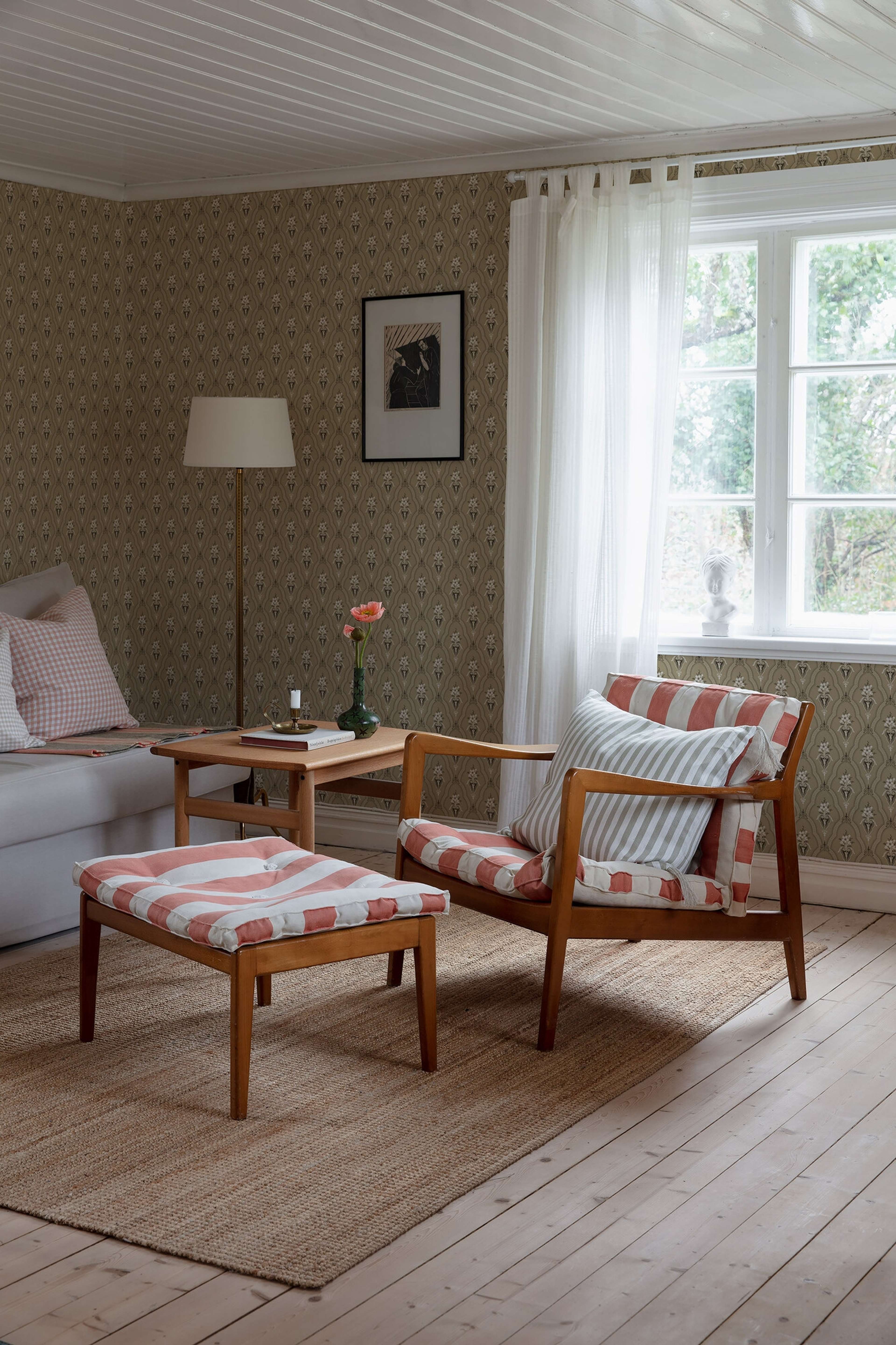 Klädesholmen tapet med trellis mönster i brun. Från kollektionen Alla Tiders Hus. Nonwoven-material med förskjuten passning. Passar i vardagsrum, matsal och kök.