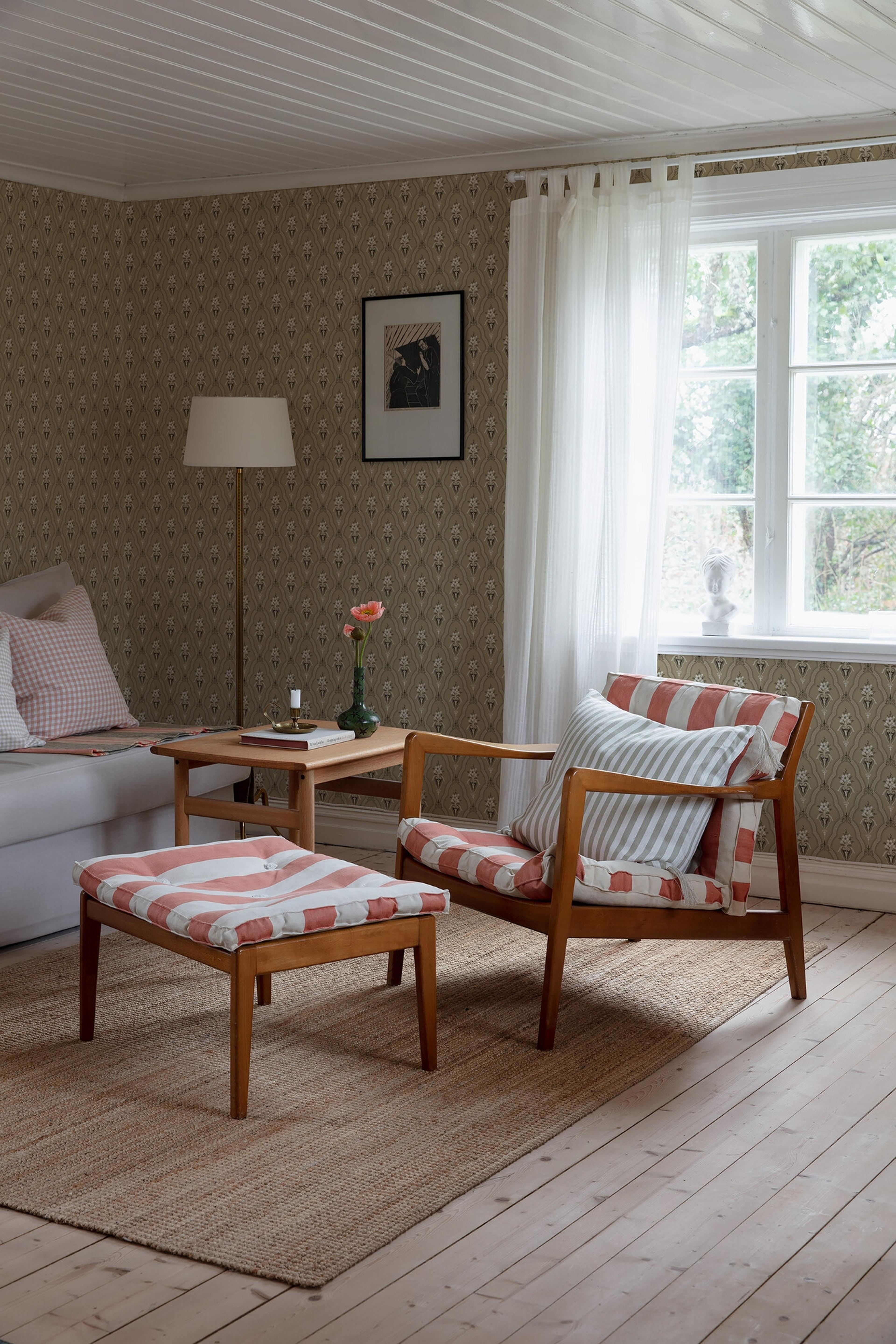 Klädesholmen tapet med trellis mönster i brun. Från kollektionen Alla Tiders Hus. Nonwoven-material med förskjuten passning. Passar i vardagsrum, matsal och kök.