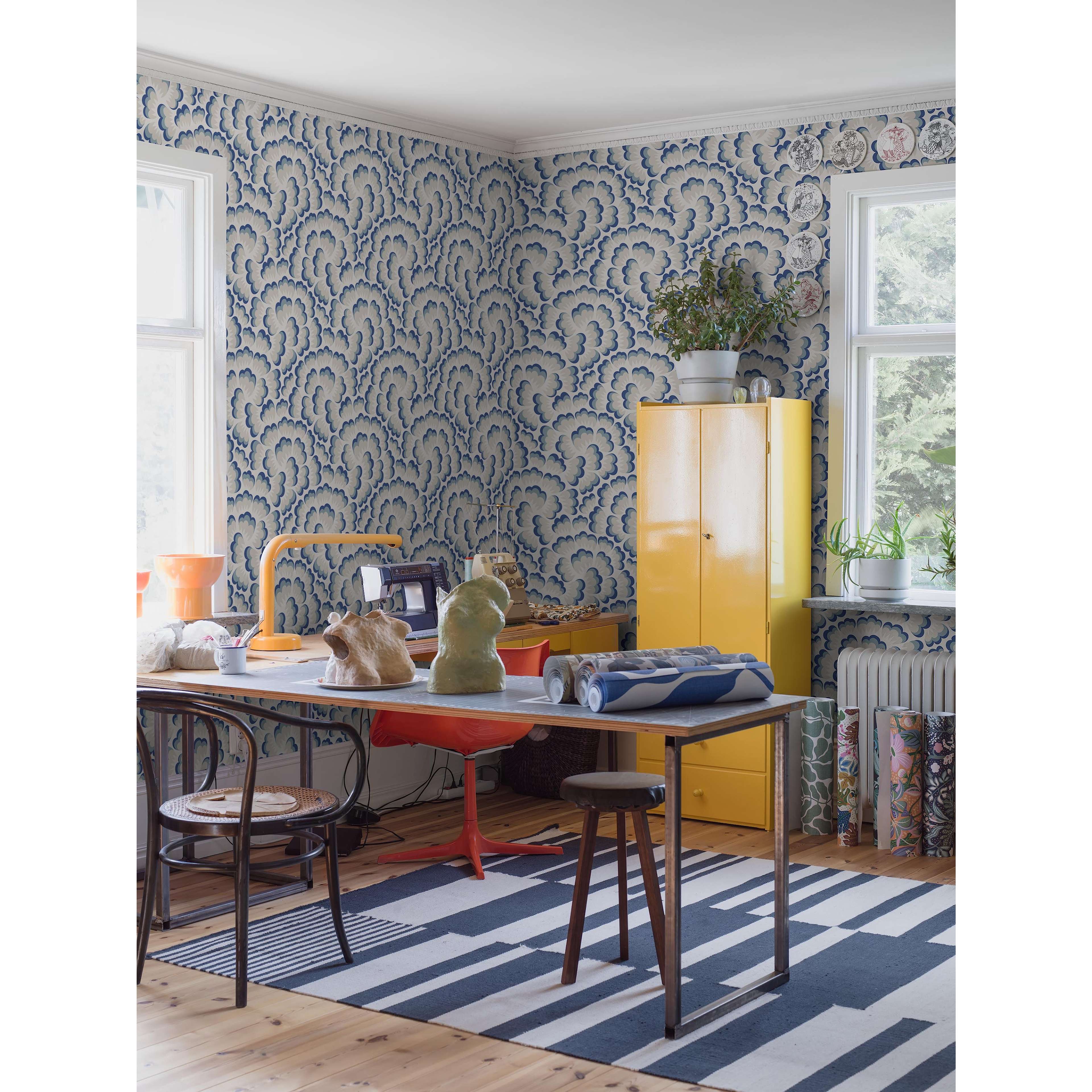 Hanna Werning Bom Bom vit, tapet tapet med blommigt, grafiskt mönster i vit och blå. Från kollektionen swedish designers. Nonwoven-material med rak passning.