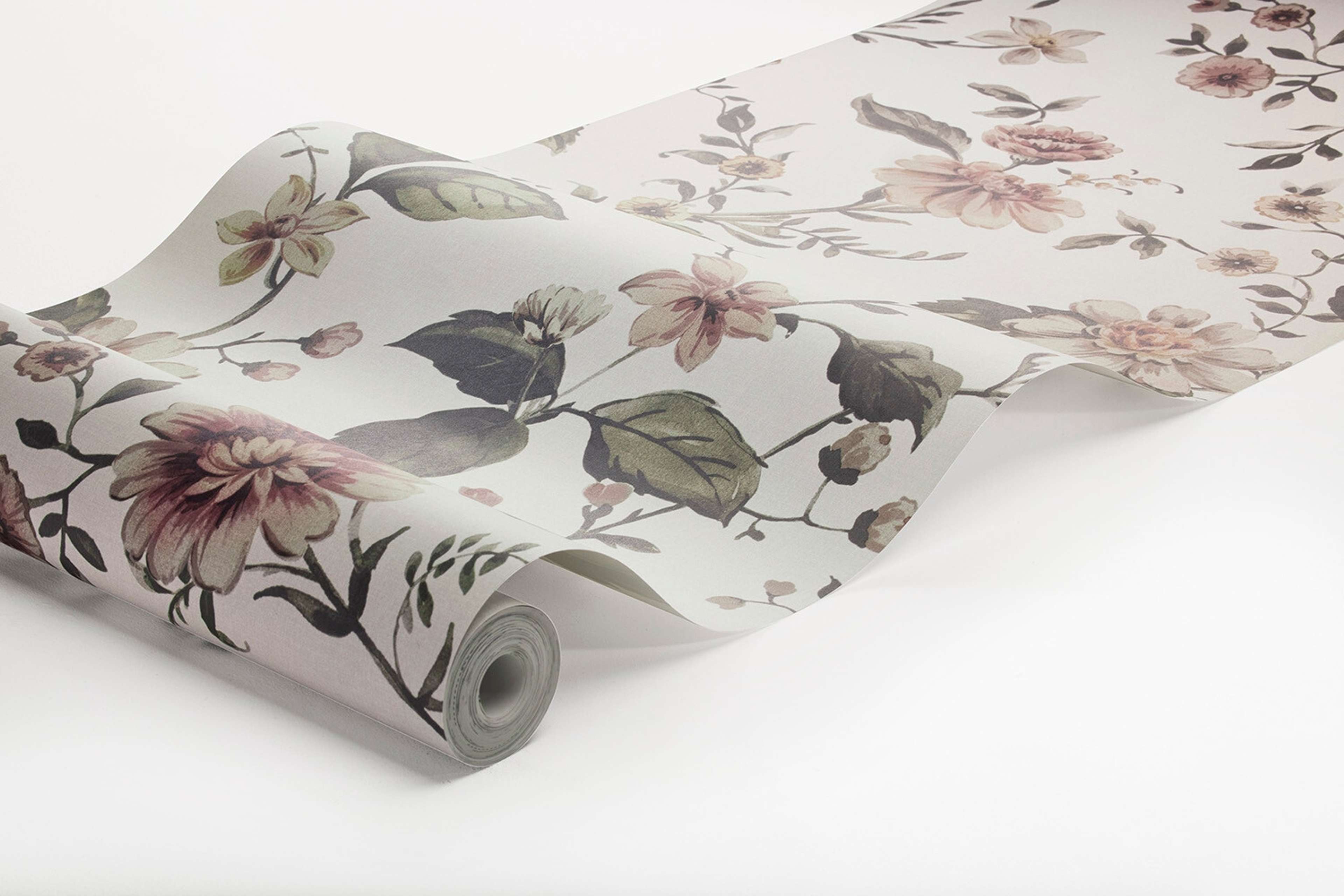 Marion's Mural blommig med benvit botten tapet med blommigt mönster i vit. Från kollektionen Cottage Garden. Nonwoven-material med rak passning. Passar i vardagsrum, matsal och hall.