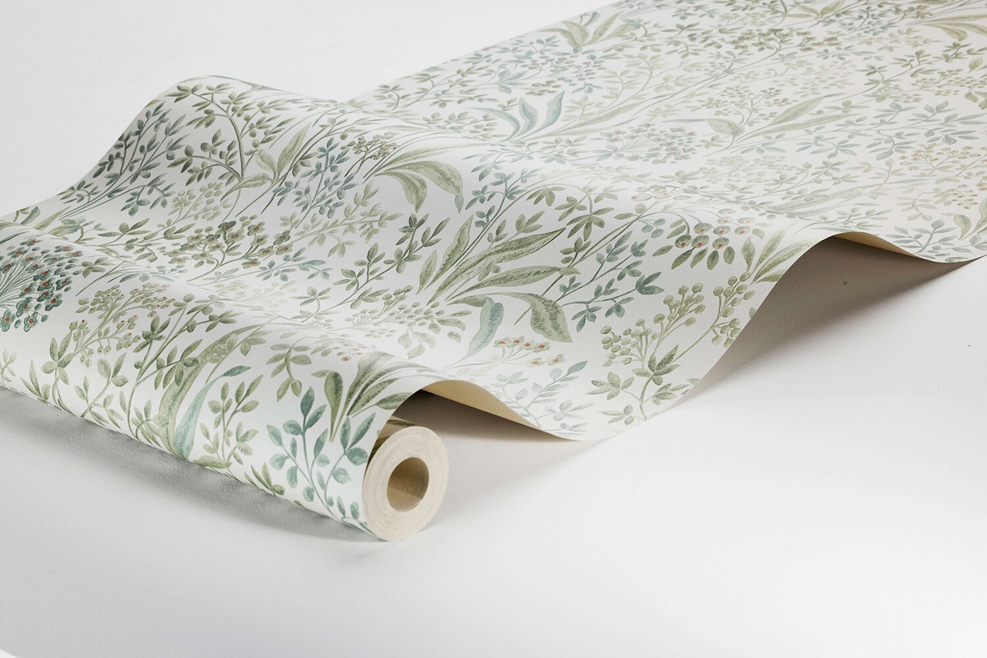 Nocturne slingrande bladverk, roströd/cremevit tapet med botaniskt mönster i grön. Från kollektionen Vårt Arkiv. Nonwoven-material med rak passning.