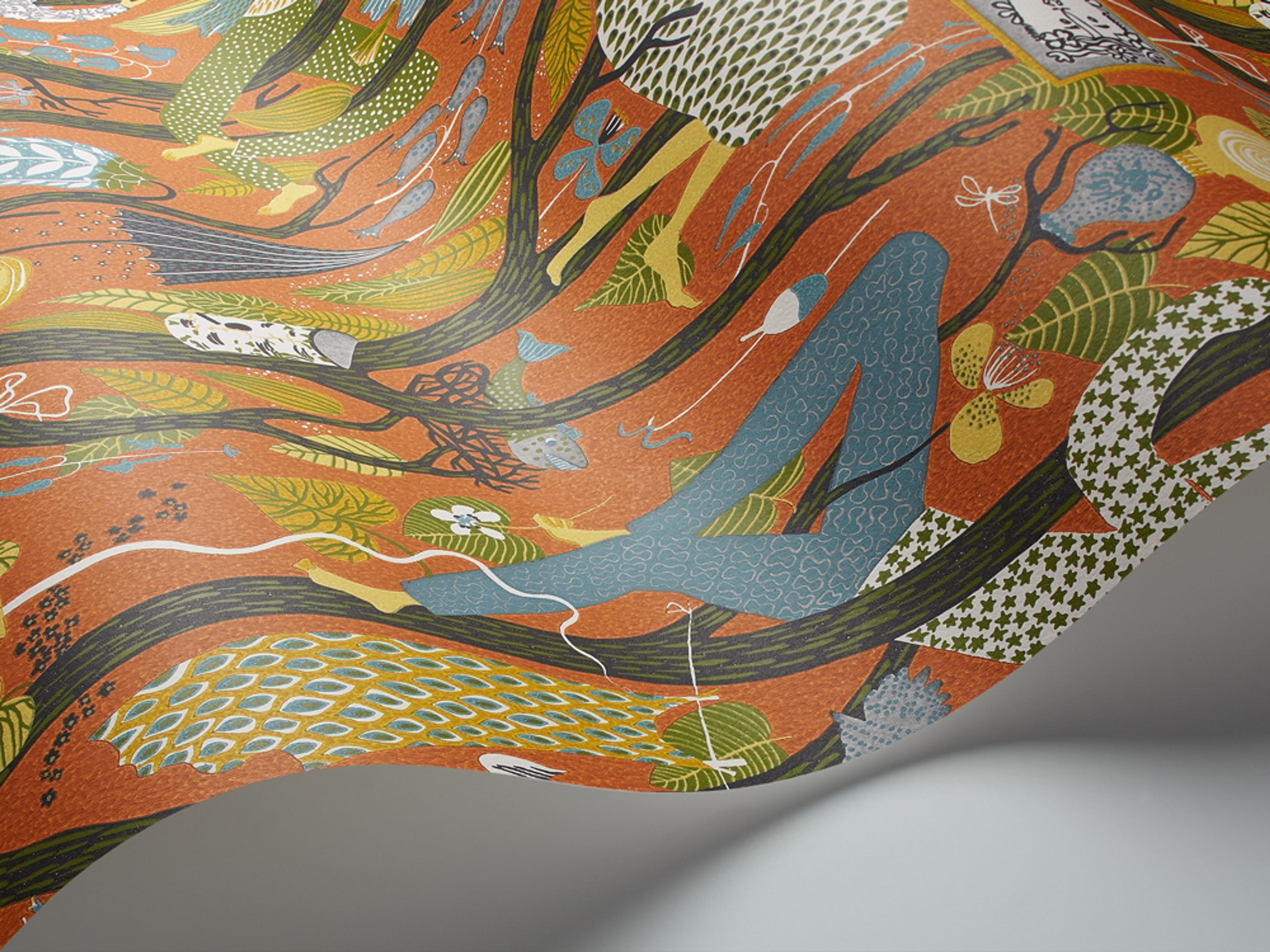 Melodi tapet från Boråstapeter med botaniskt, retro mönster i röd och gul. Från kollektionen Scandinavian Designers II. Nonwoven-material med rak passning. Vintage, lek-stil.