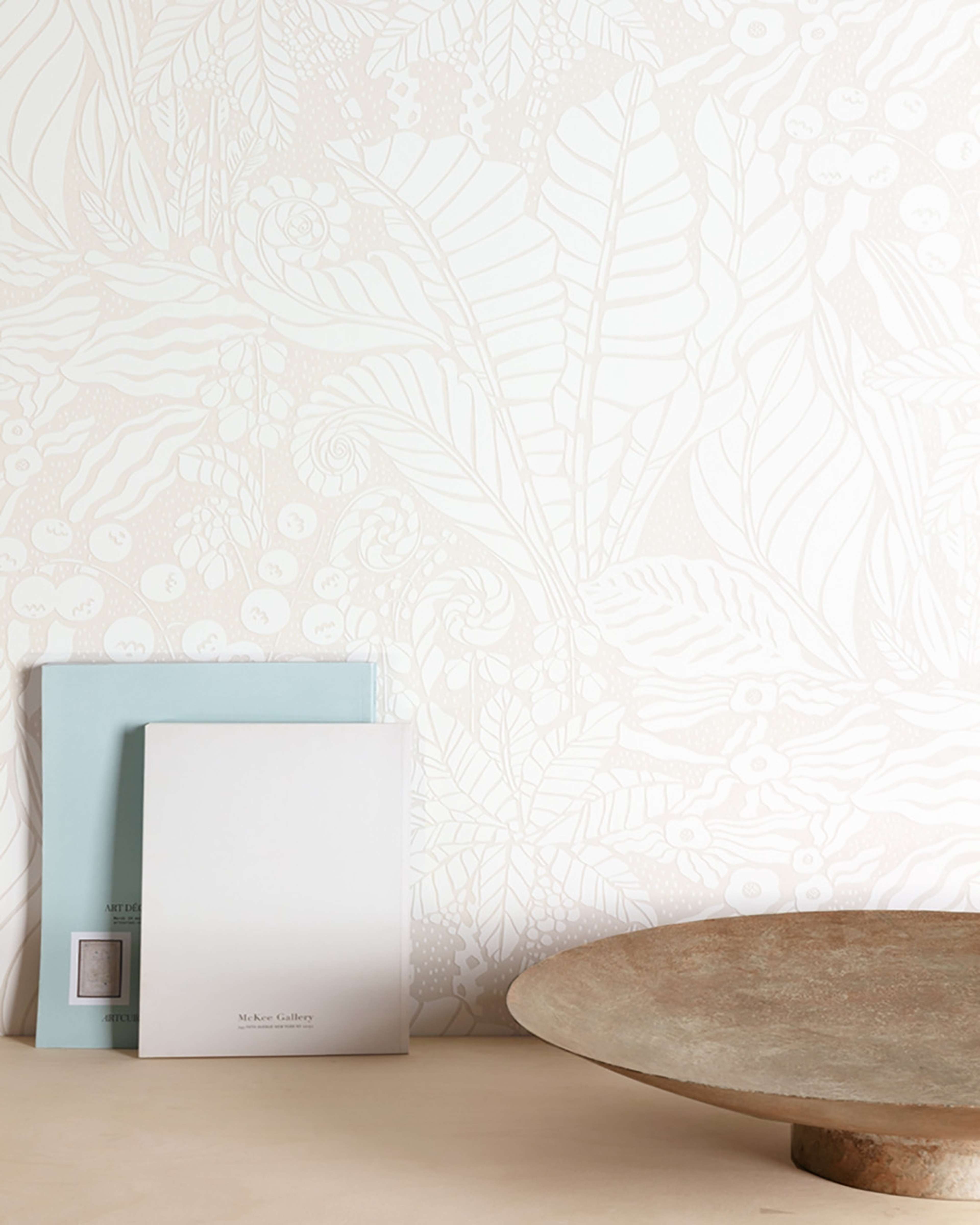 Madita, beige tapet tapet med stormönstrat, botaniskt mönster i beige. Från kollektionen Aquila. Nonwoven-material med förskjuten passning.