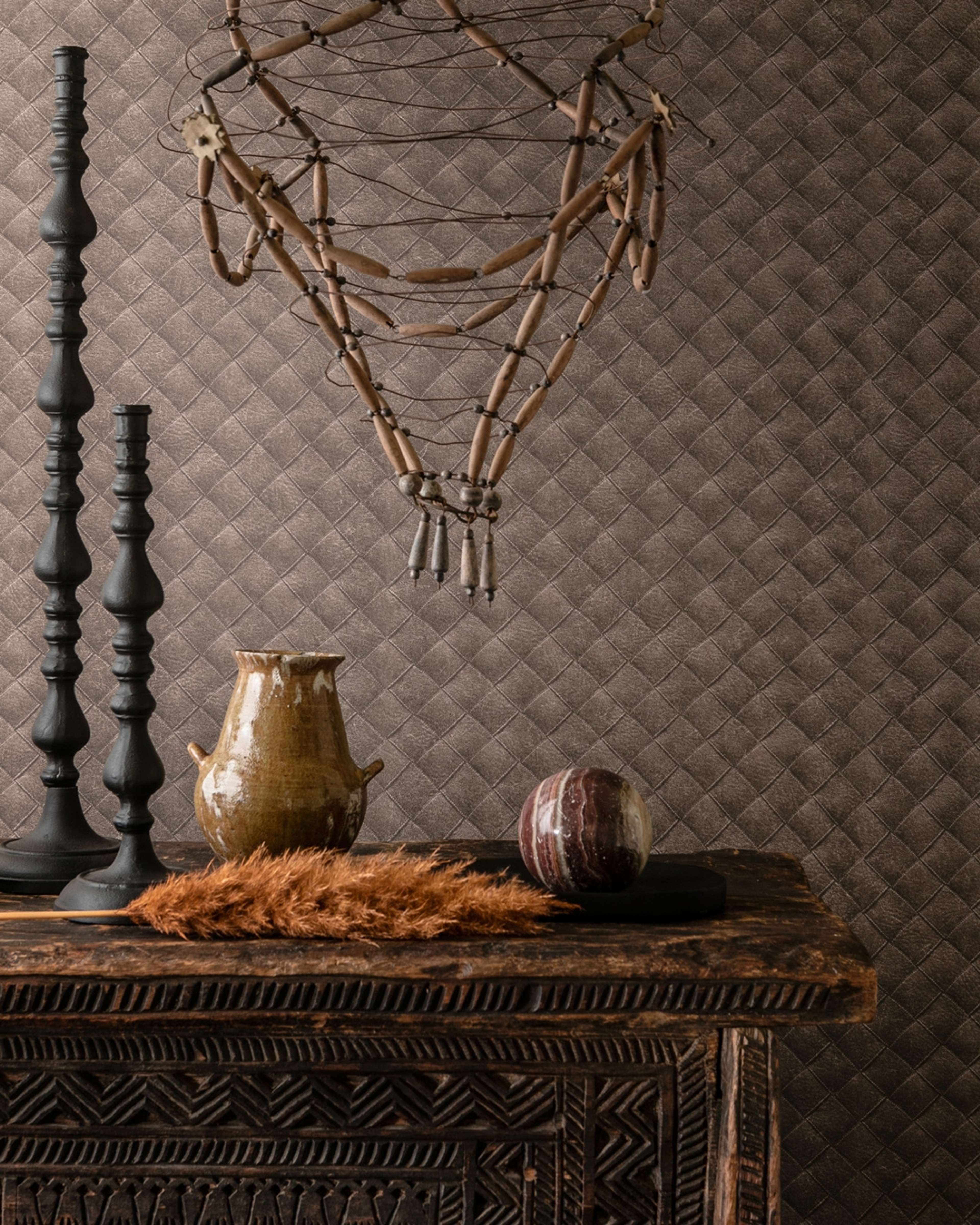 Leather Patchwork tapet med rutigt mönster i brun. Från kollektionen Tahiti. Nonwoven-material med rak passning. City-stil. Passar i vardagsrum, matsal och hall.