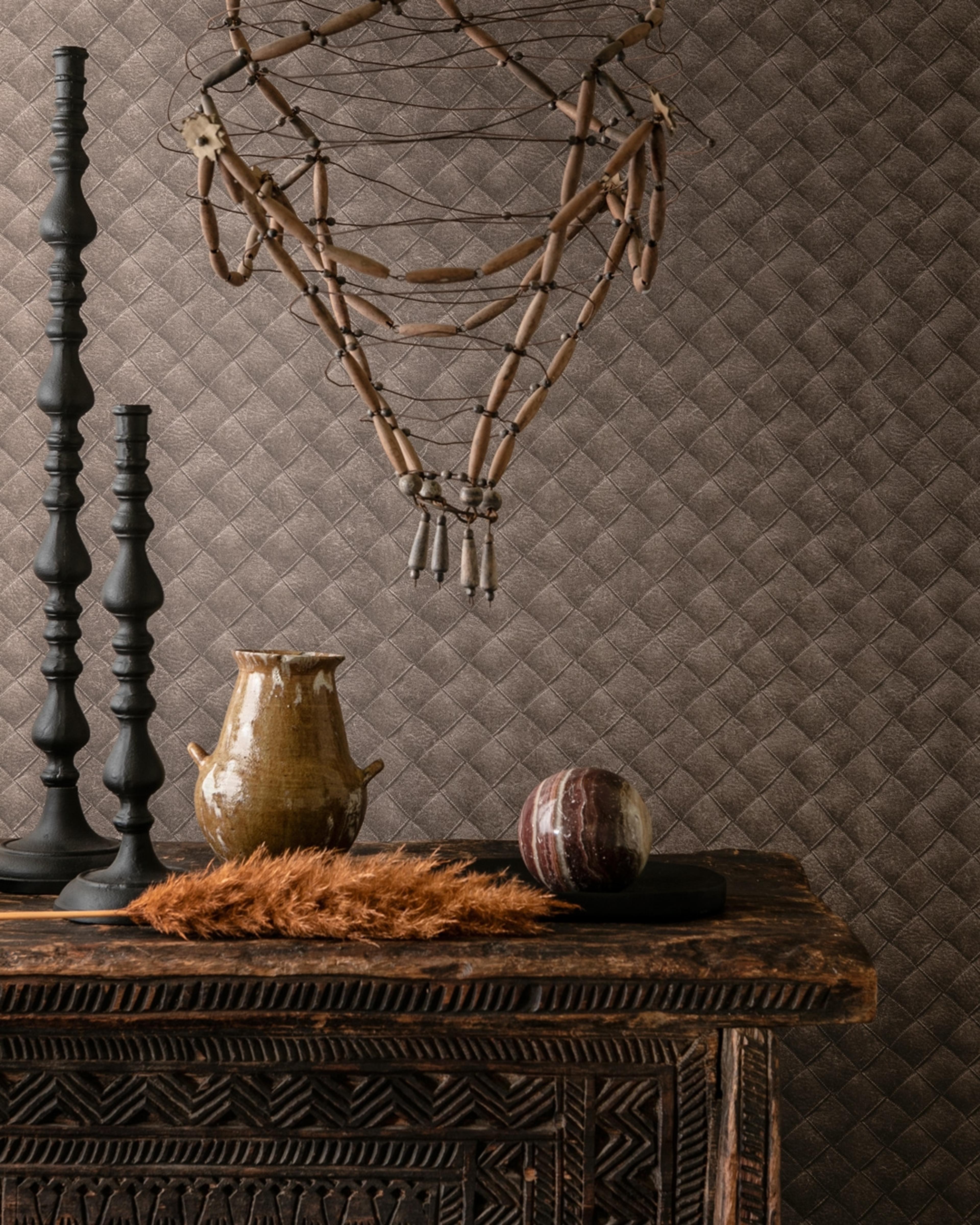 Leather Patchwork tapet med rutigt mönster i brun. Från kollektionen Tahiti. Nonwoven-material med rak passning. City-stil. Passar i vardagsrum, matsal och hall.
