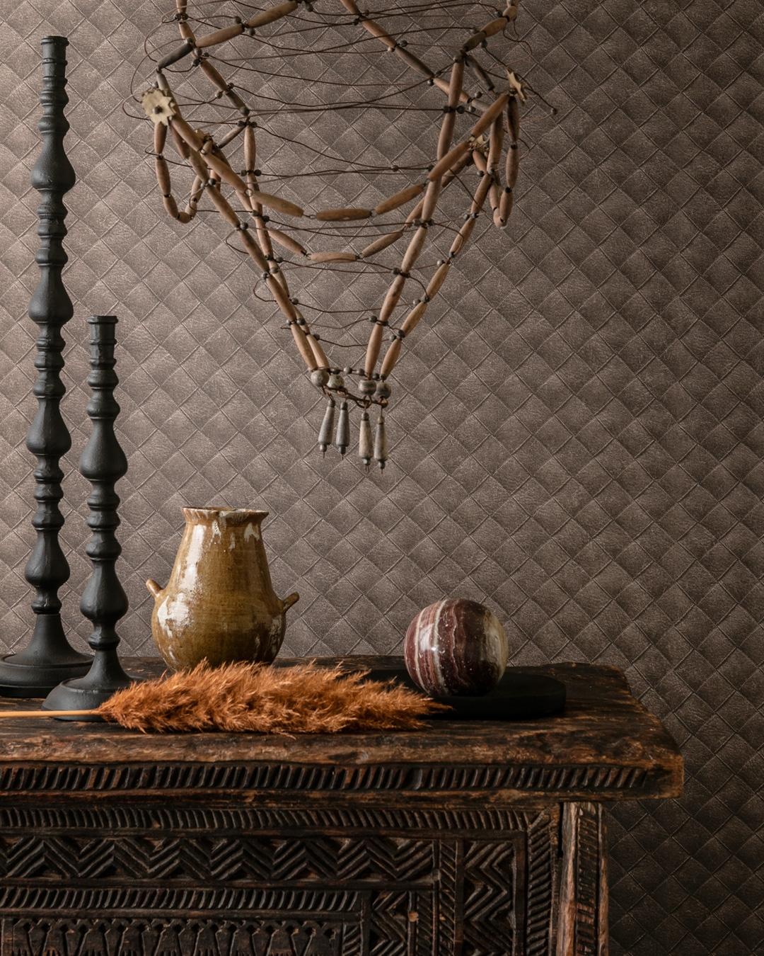 Leather Patchwork tapet med rutigt mönster i brun. Från kollektionen Tahiti. Nonwoven-material med rak passning. City-stil. Passar i vardagsrum, matsal och hall.