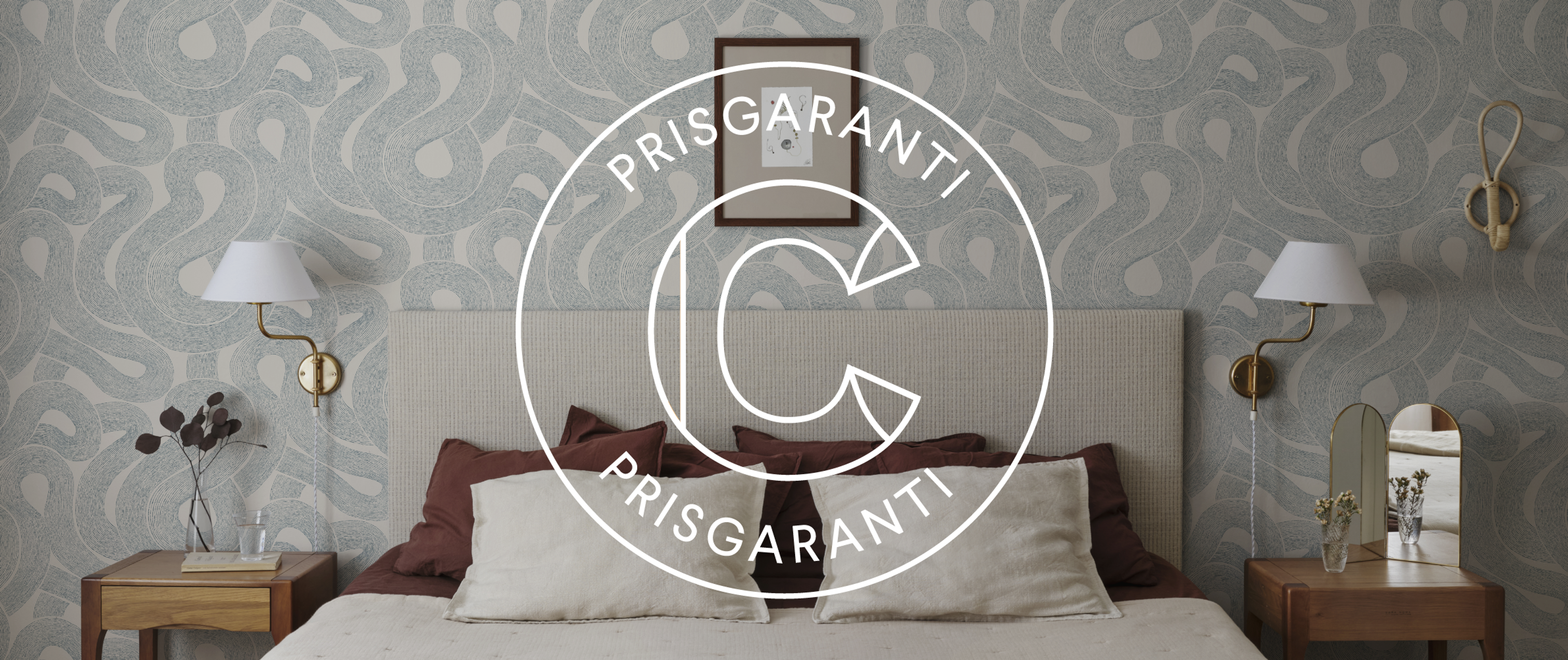 A bedroom with light blue wavy wallpaper, a bed, and nightstands, overlaid with a white circular "PRISGARANTI" logo.