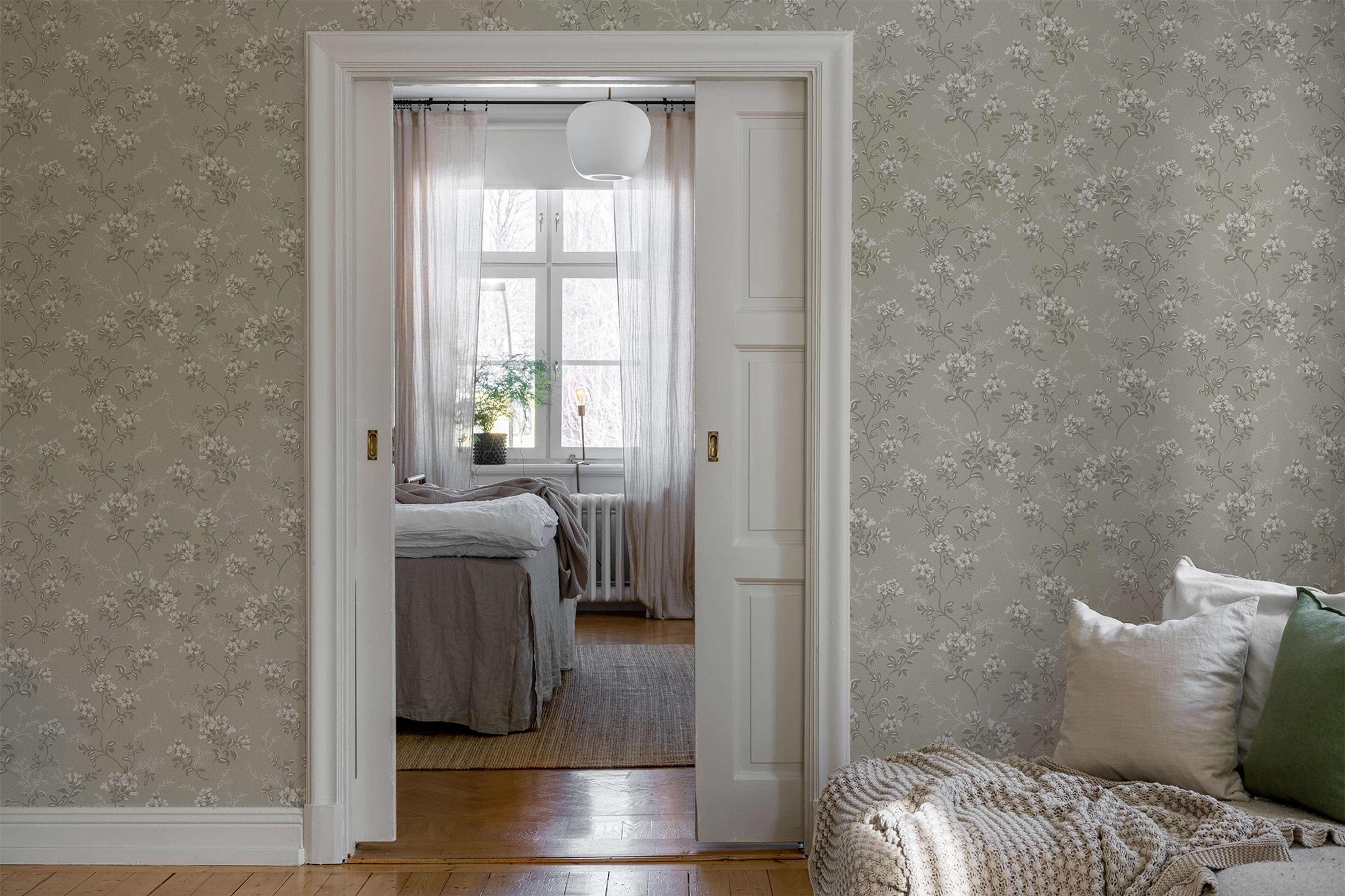 Sonja Beige tapet med blommigt mönster i beige. Från kollektionen Flora. Nonwoven-material med förskjuten passning.