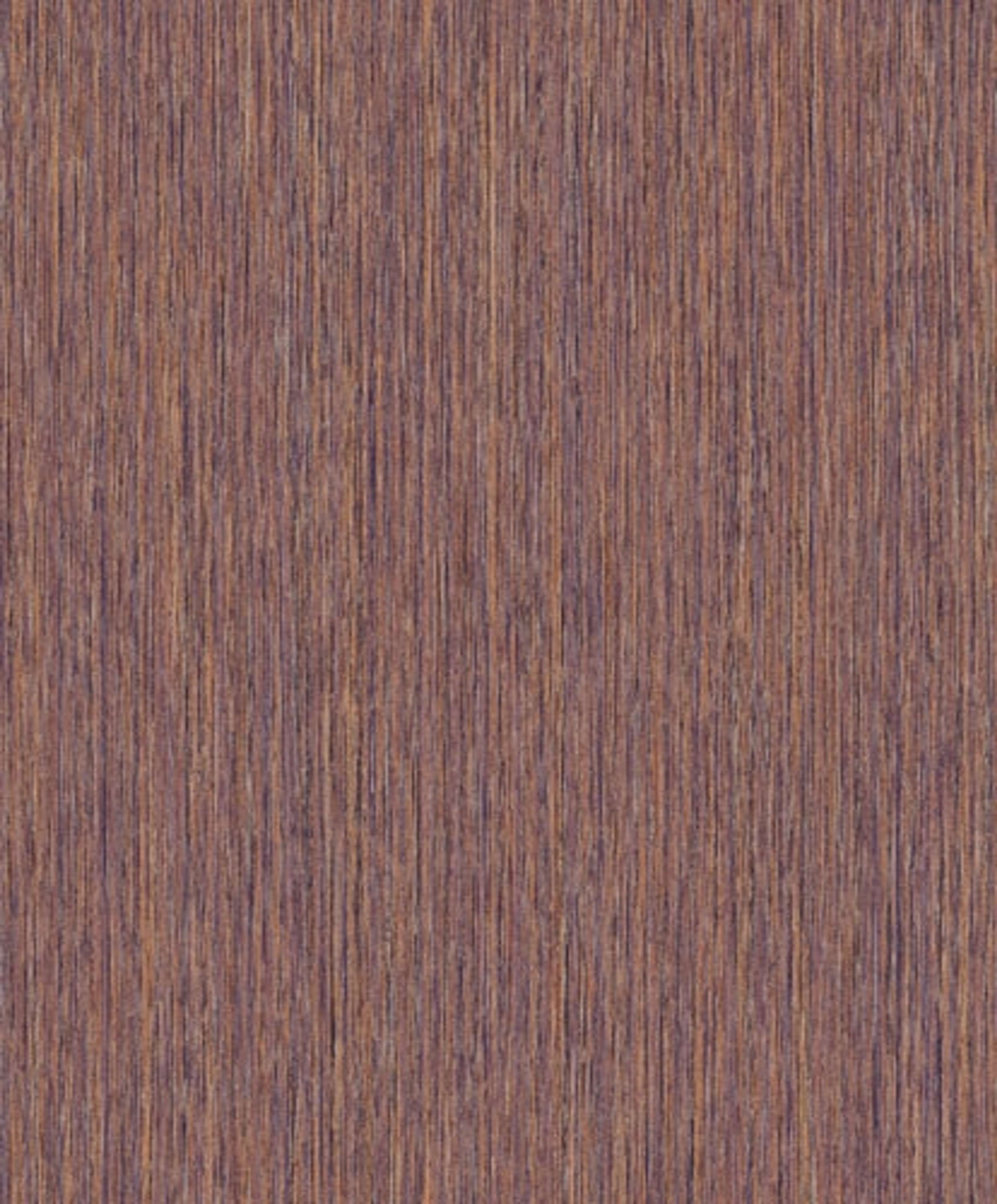 Barque purple tapet med randigt mönster i lila. Från kollektionen Colours. Nonwoven-material.
