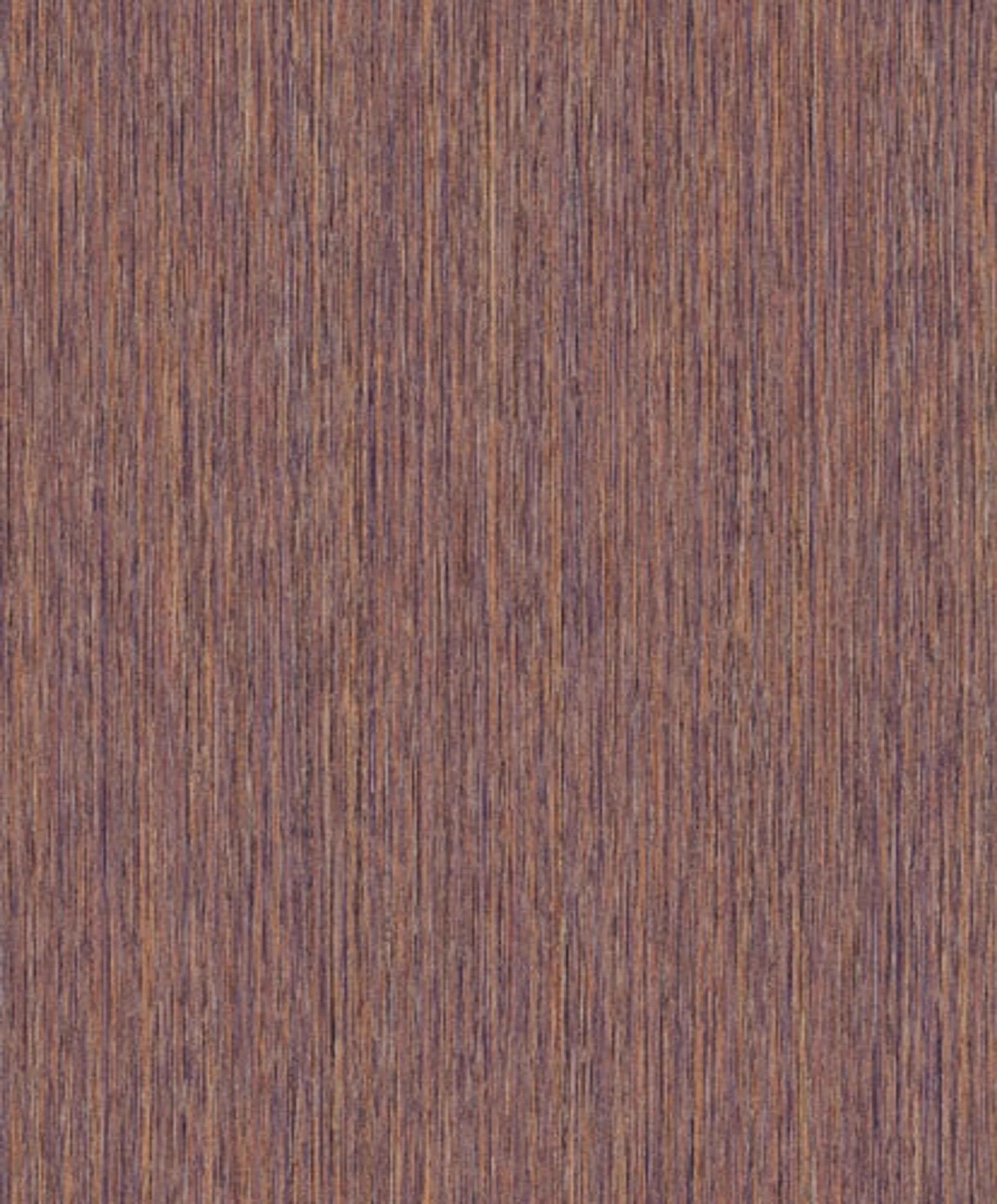 Barque purple tapet med randigt mönster i lila. Från kollektionen Colours. Nonwoven-material.