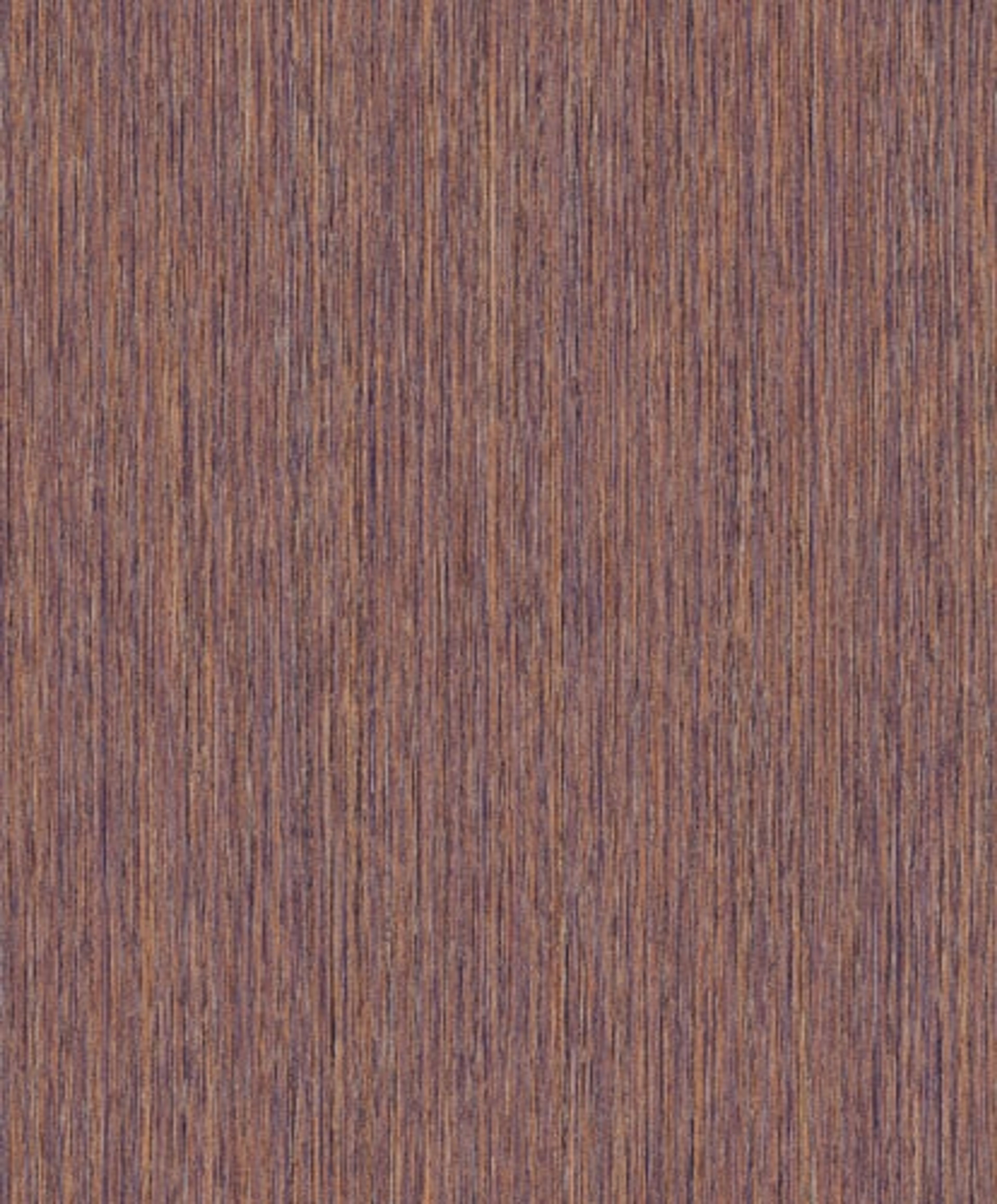 Barque purple tapet med randigt mönster i lila. Från kollektionen Colours. Nonwoven-material.