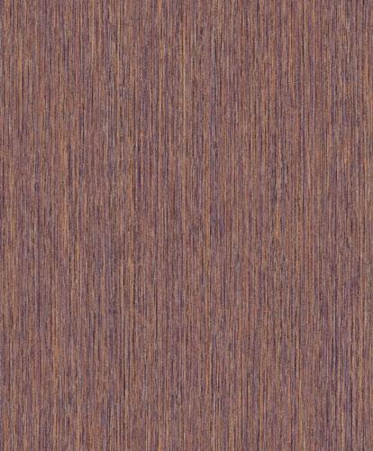 Barque purple tapet med randigt mönster i lila. Från kollektionen Colours. Nonwoven-material.