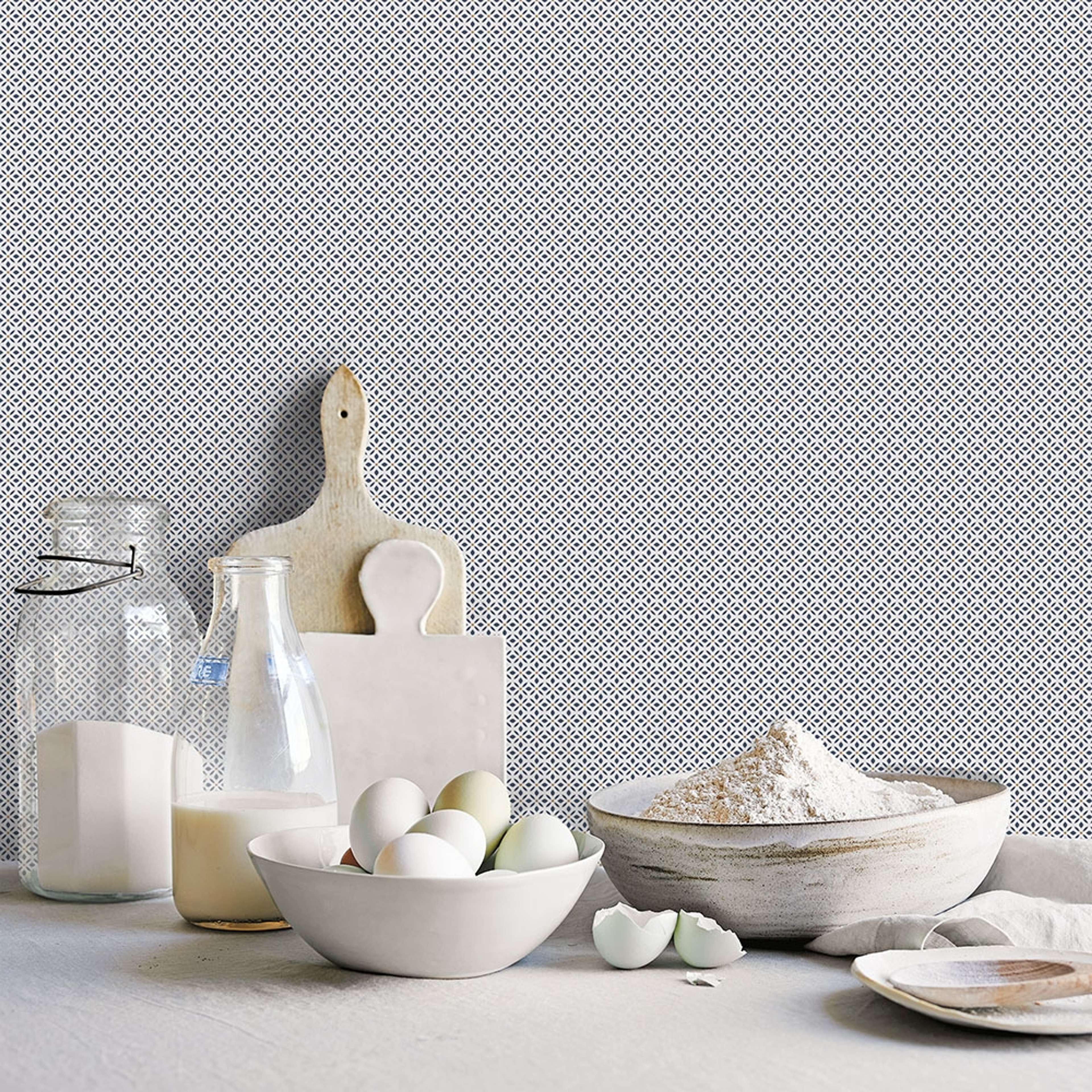 Leaf Dot Spot tapet i blå. Från kollektionen Just Kitchens. Nonwoven-material med rak passning.