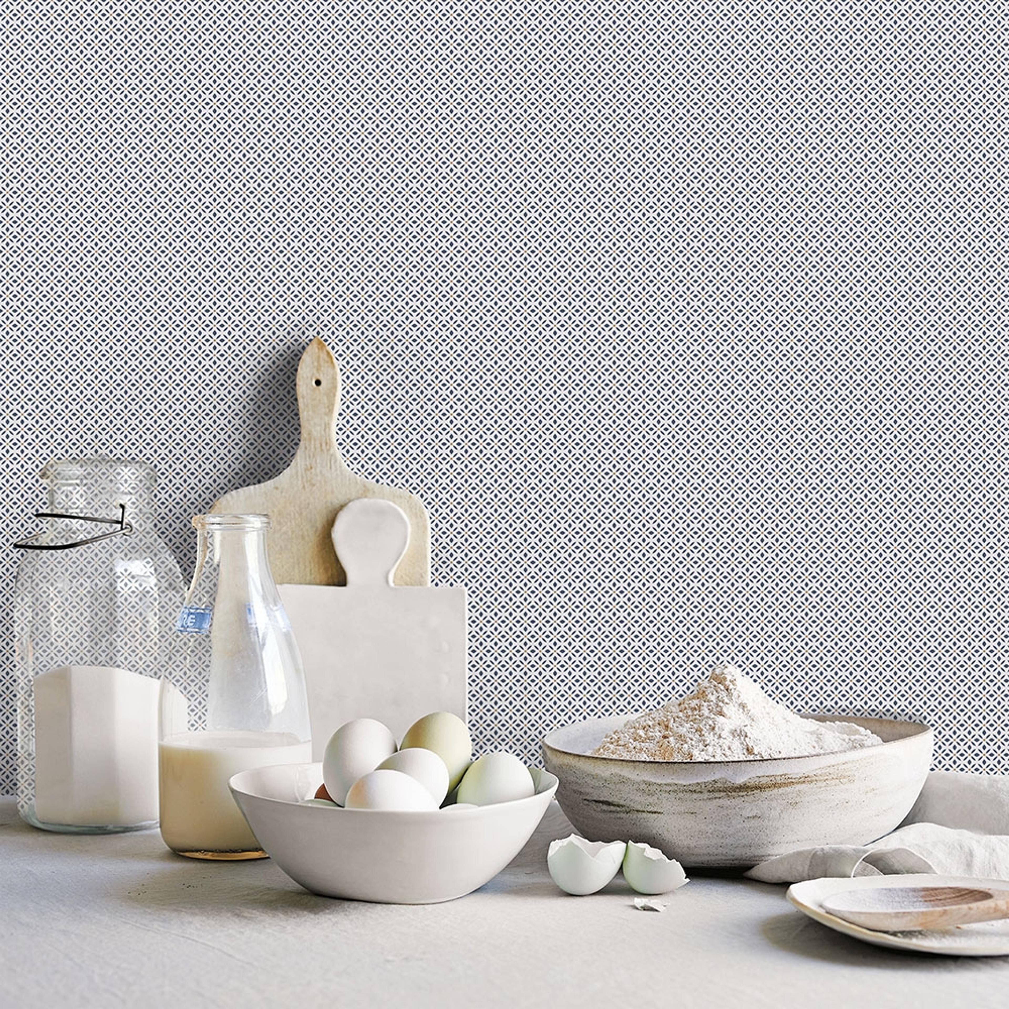 Leaf Dot Spot tapet i blå. Från kollektionen Just Kitchens. Nonwoven-material med rak passning.
