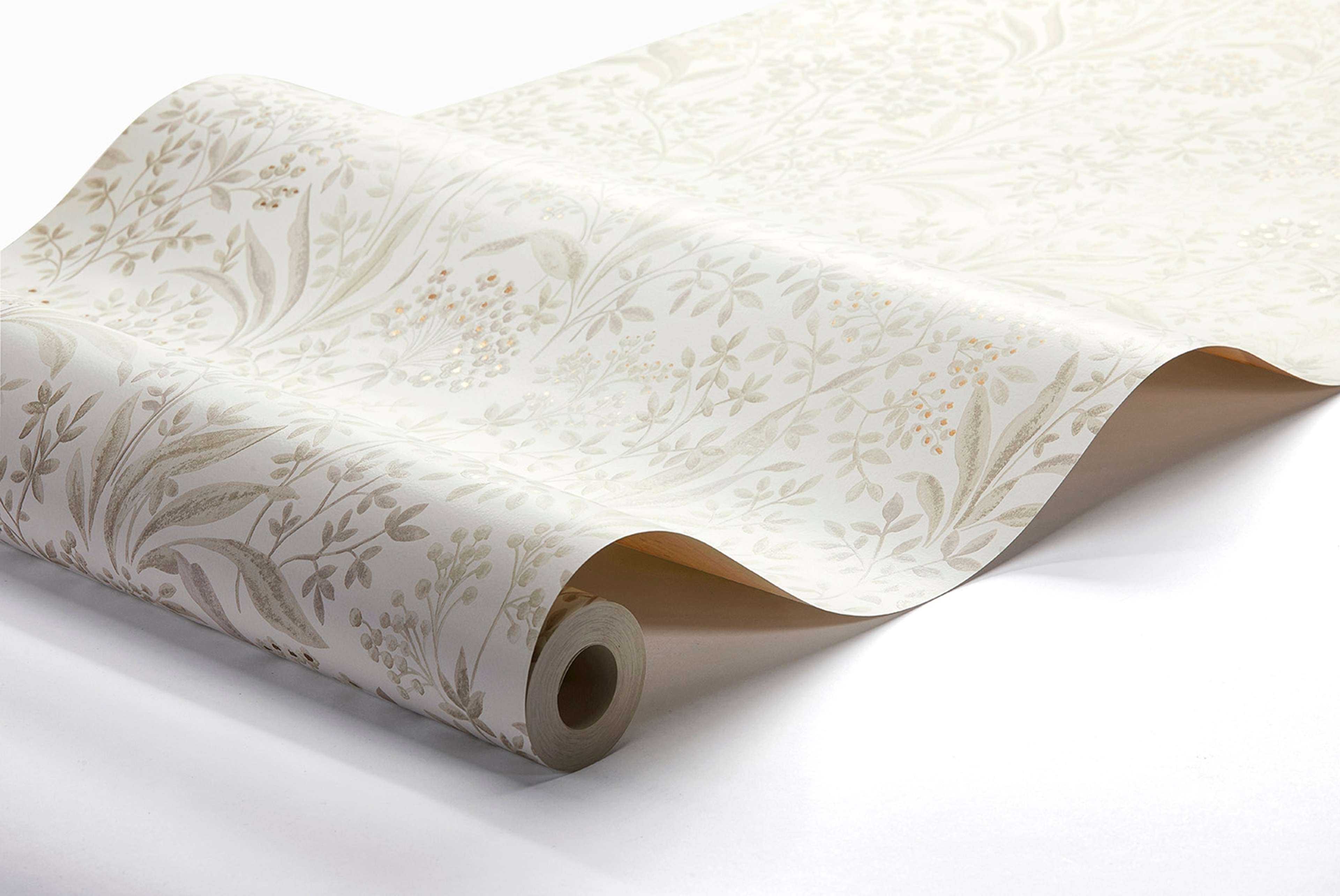 Nocturne, beige tapet från Boråstapeter med blommigt mönster i vit och beige. Från kollektionen Vårt Arkiv. Nonwoven-material med rak passning.