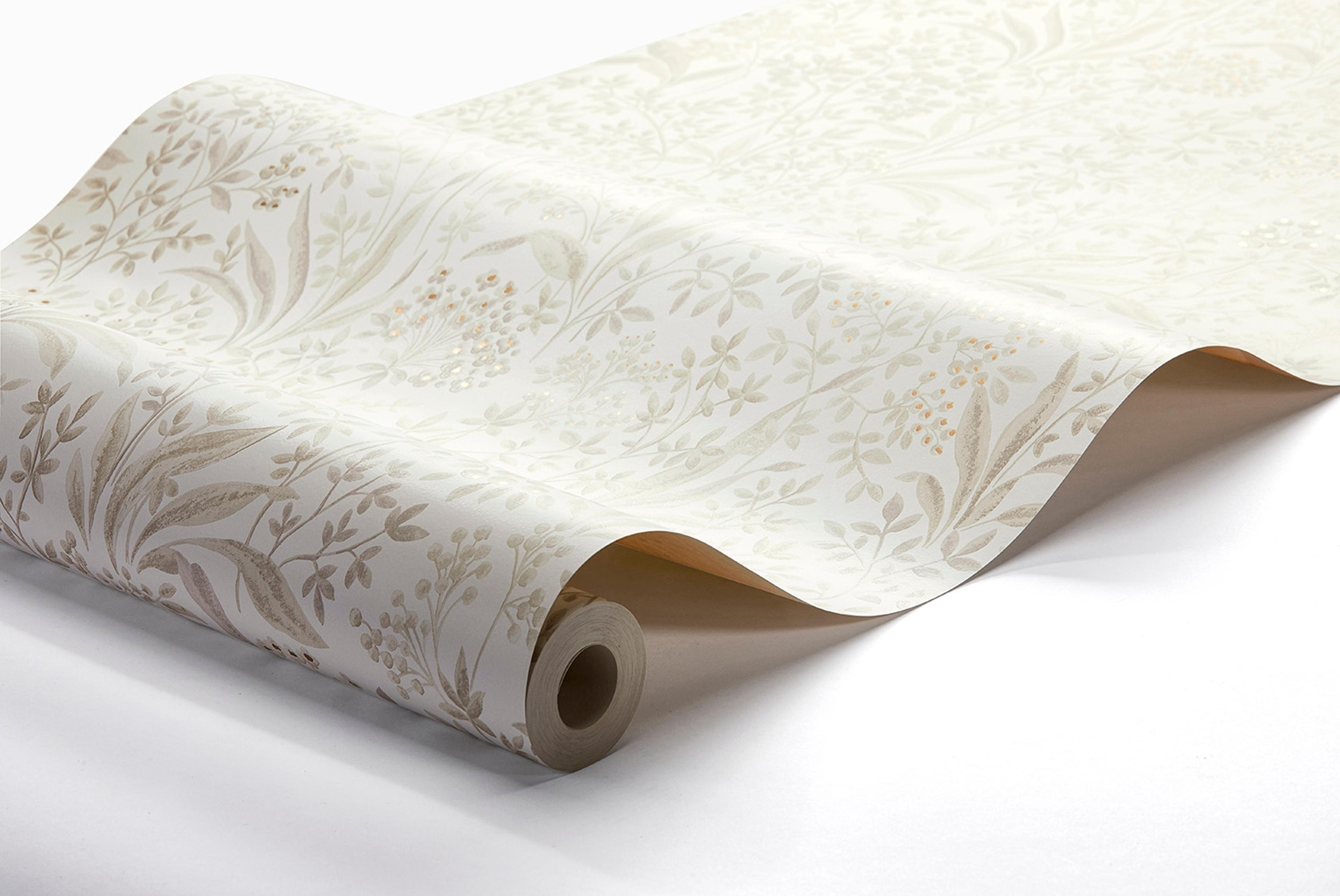 Nocturne, beige tapet från Boråstapeter med blommigt mönster i vit och beige. Från kollektionen Vårt Arkiv. Nonwoven-material med rak passning.