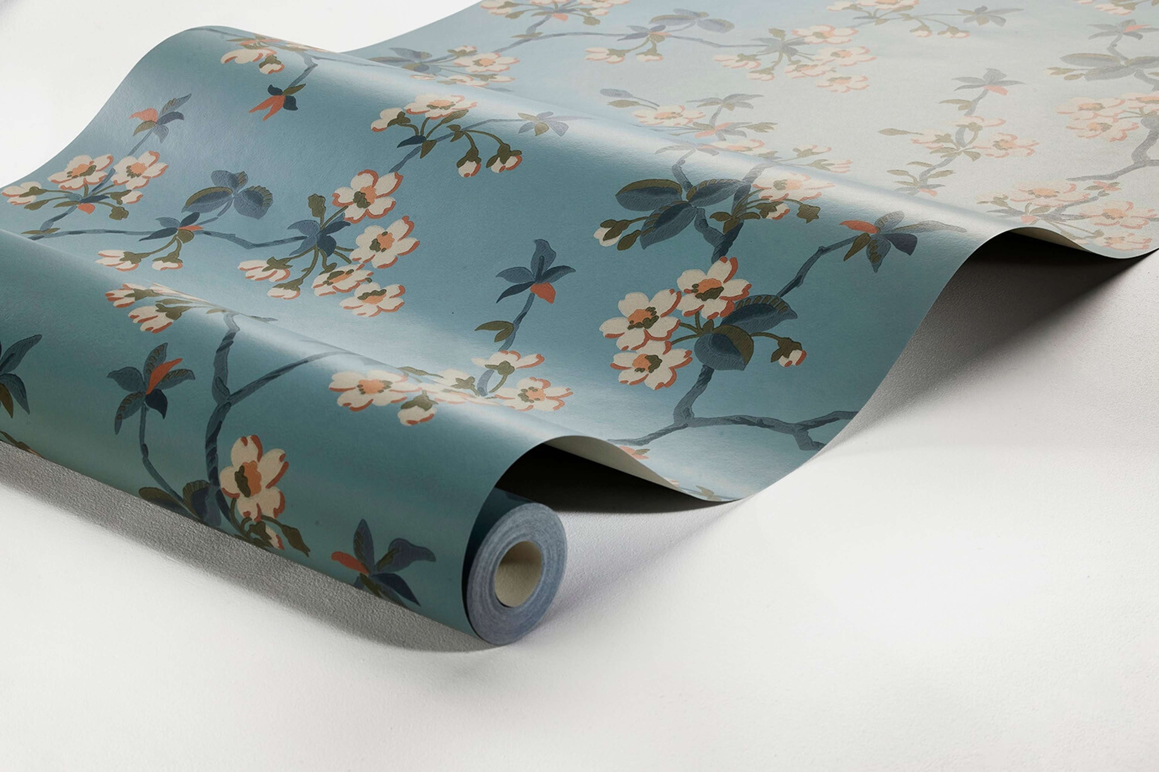 Trädgårdsstaden tapet med blommigt mönster i blå. Från kollektionen Alla Tiders Hus. Nonwoven-material med förskjuten passning. Country-stil. Passar i vardagsrum, matsal och kök.