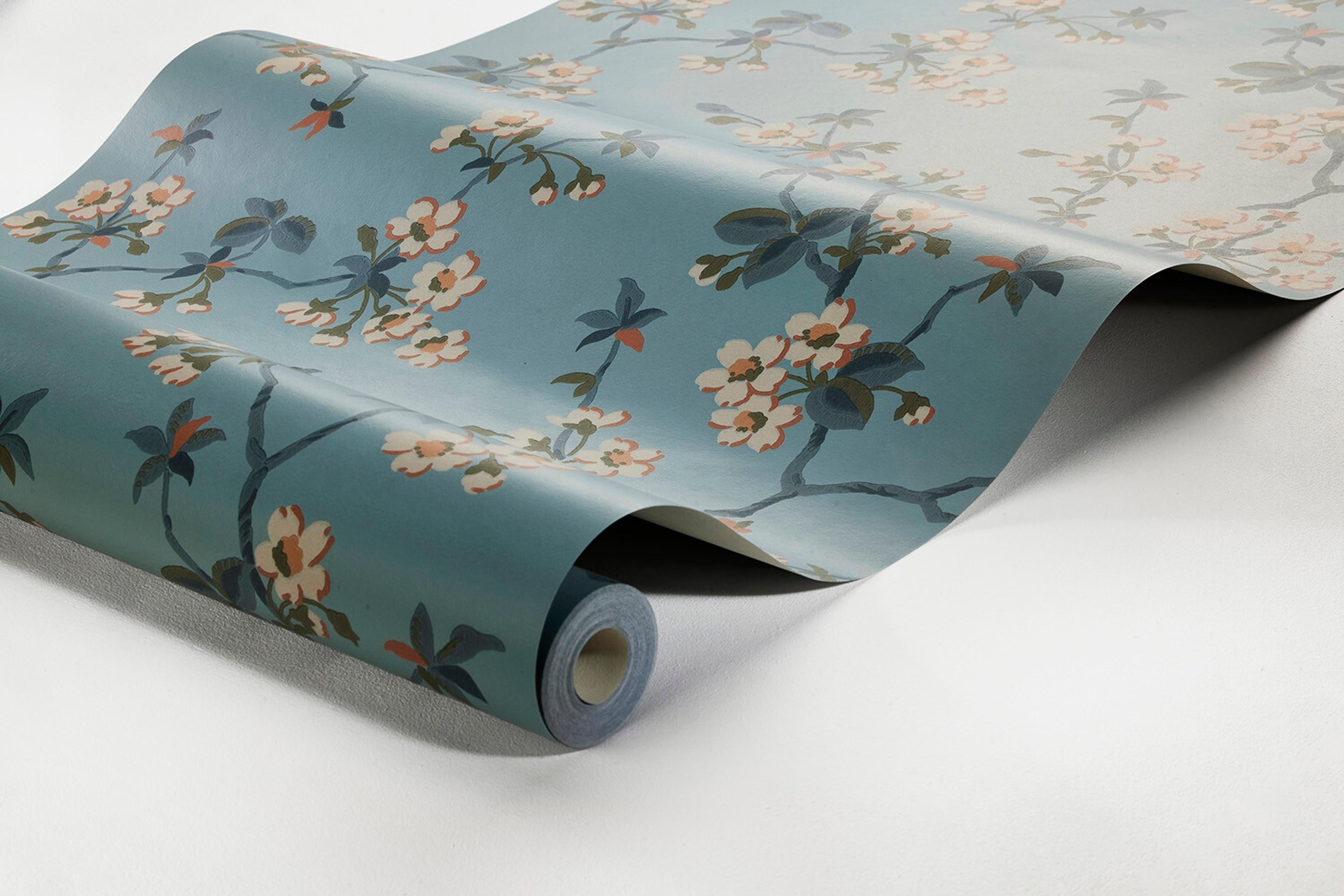 Trädgårdsstaden tapet med blommigt mönster i blå. Från kollektionen Alla Tiders Hus. Nonwoven-material med förskjuten passning. Country-stil. Passar i vardagsrum, matsal och kök.