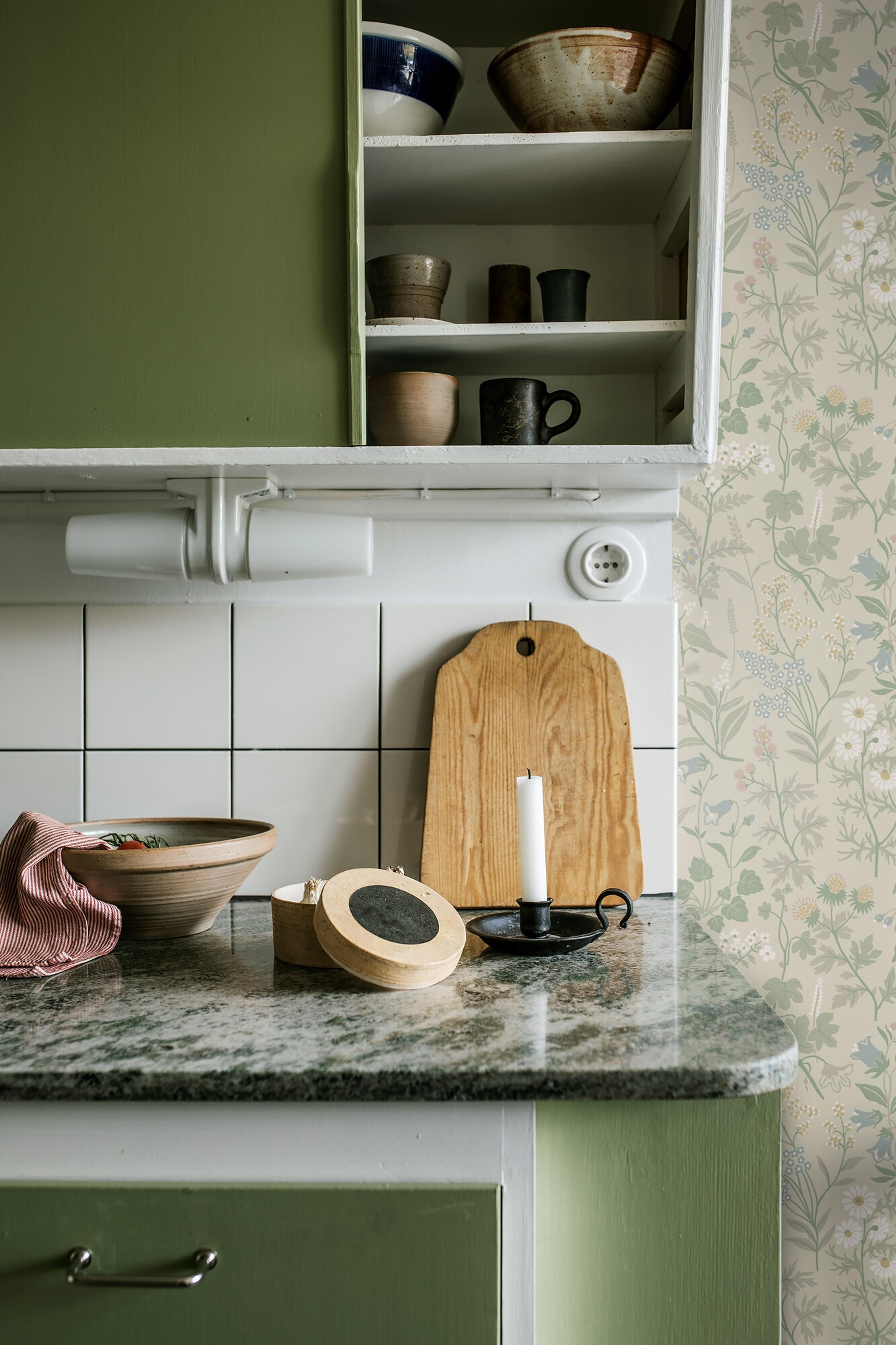 Flora tapet med blommigt mönster i beige. Från kollektionen Alla Tiders Hus. Nonwoven-material med förskjuten passning. Country-stil. Passar i vardagsrum, matsal och kök.