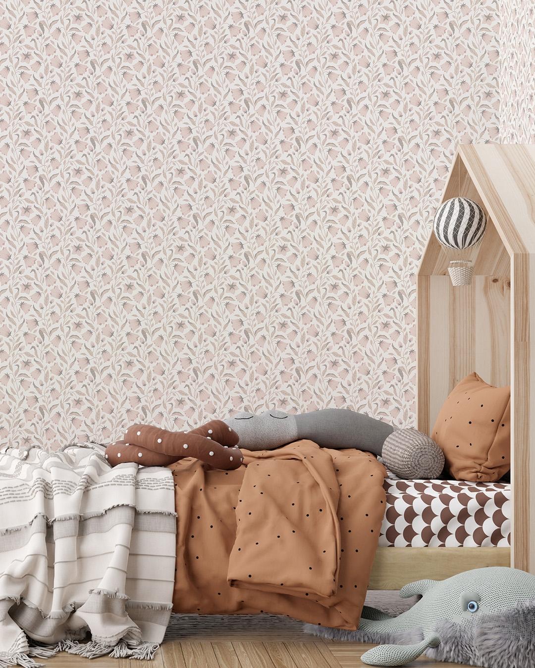 Klara o Tove blåklocka rosa, tapet tapet med blommigt mönster i vit. Från kollektionen Klara o Tove. Nonwoven-material med rak passning. Passar i vardagsrum, sovrum och hall.