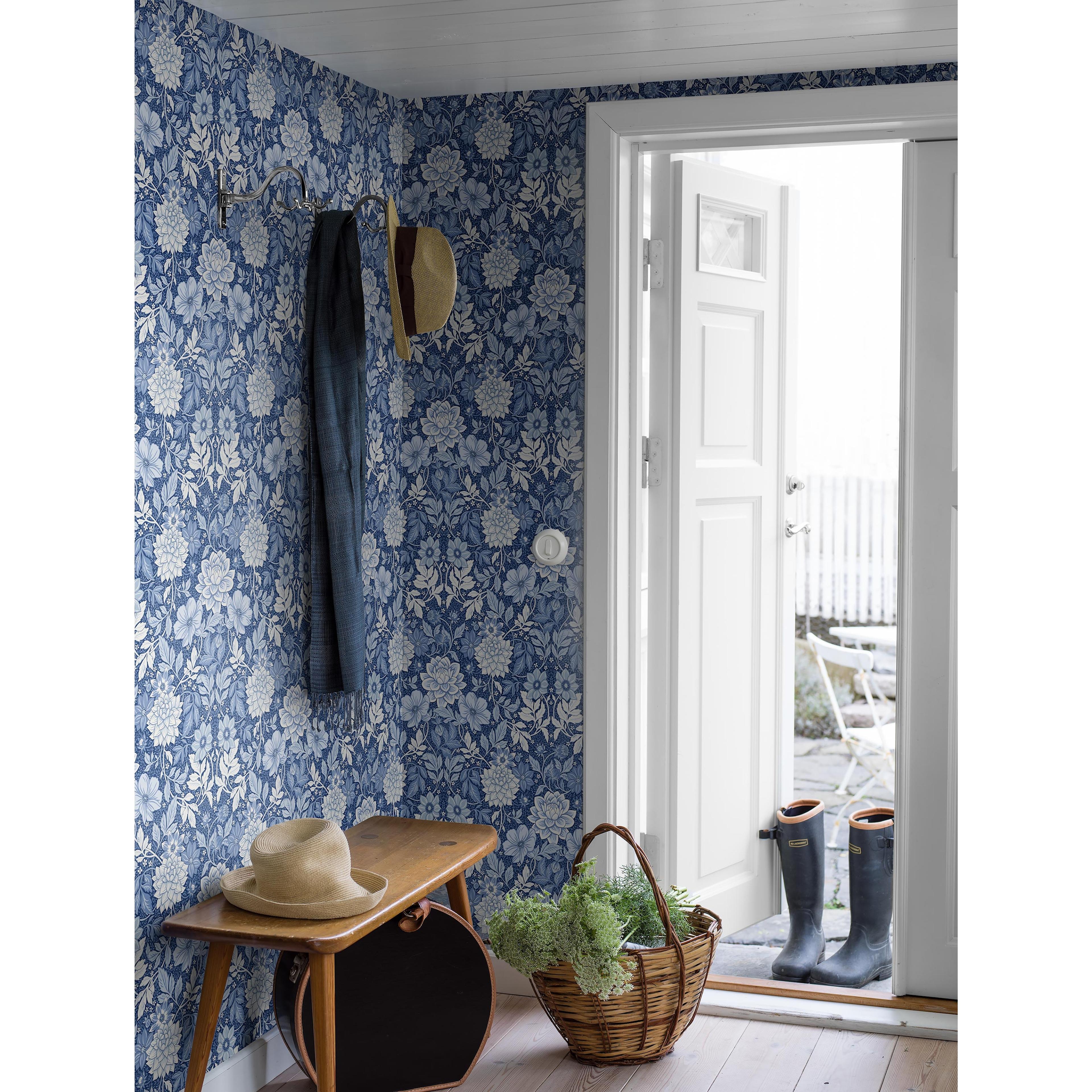Dahlia Garden, tapet tapet med blommigt, naturochlandskap mönster i vit och blå. Från kollektionen Blue & White. Nonwoven-material med rak passning. Passar i hall.