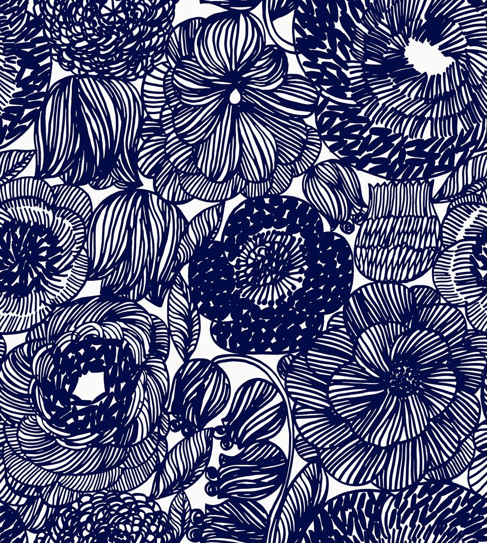 Kurjenpolvi tapet med blommigt mönster i blå. Från kollektionen Marimekko 6. Nonwoven-material med rak passning.