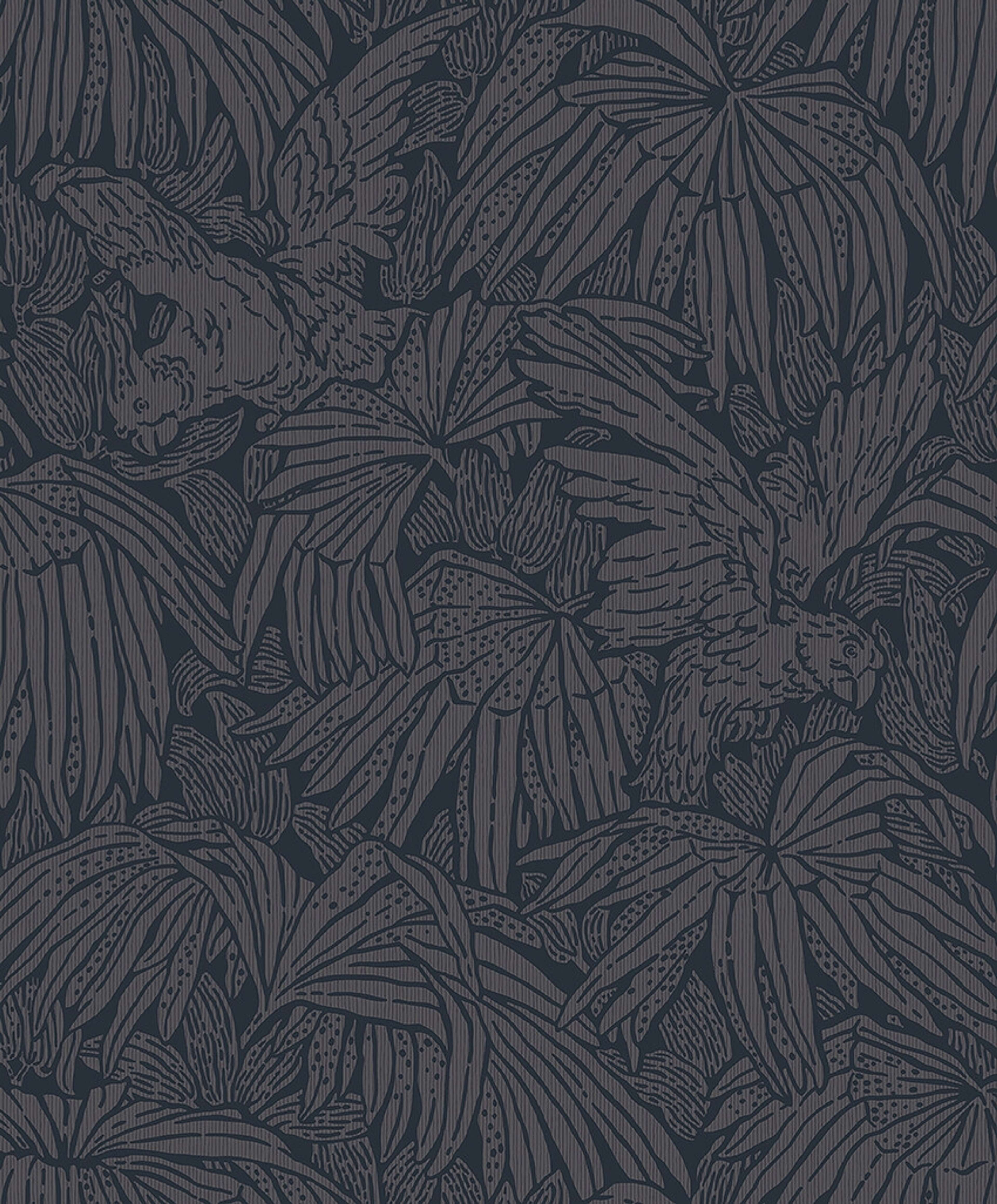 Hidden Parrot blå tapet med djur, botaniskt mönster i blå. Från kollektionen Treasured. Nonwoven-material med förskjuten passning. Passar i kök, hall och arbetsrum.