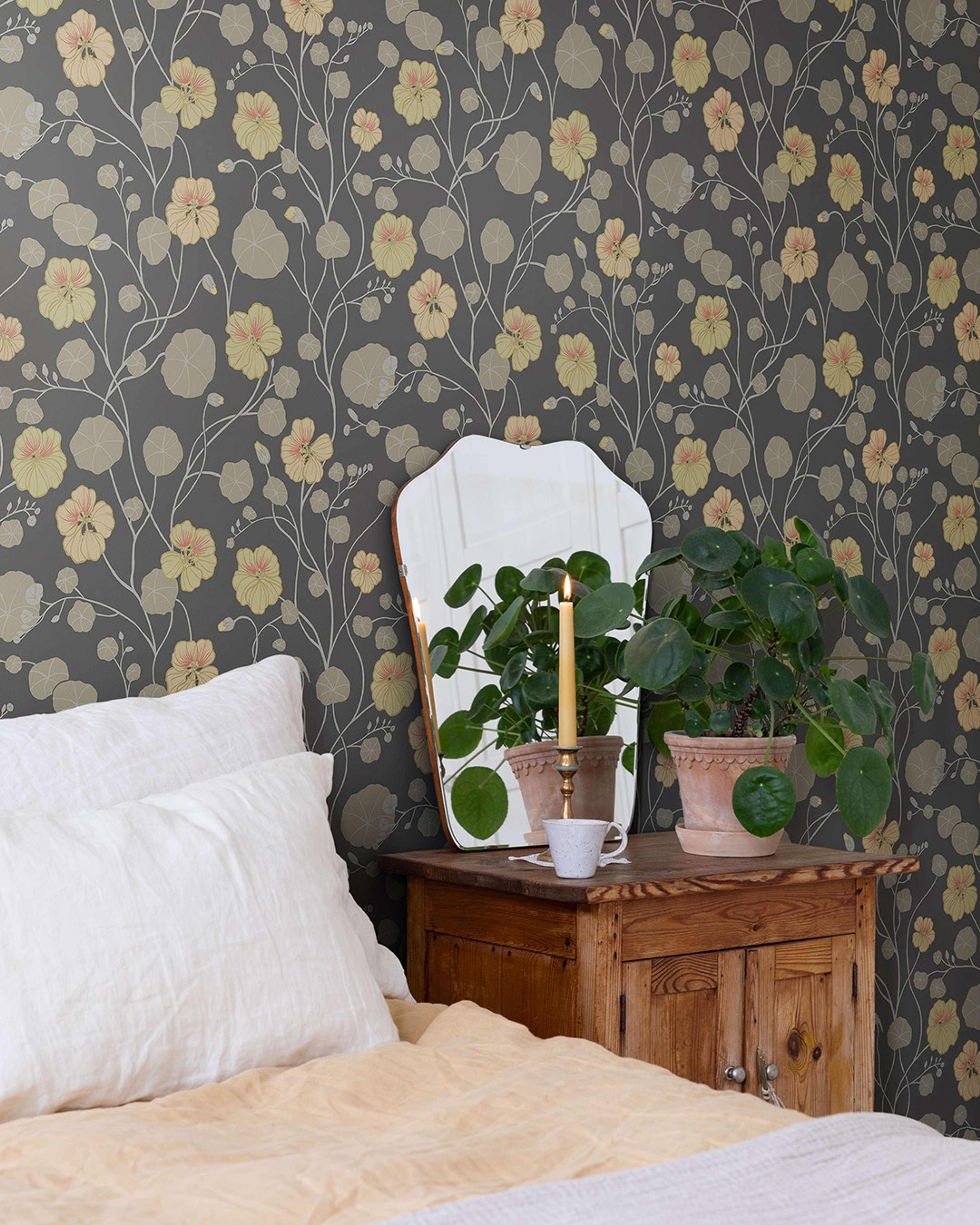 Krasseslinga, grå tapet tapet med blommigt mönster i grå. Från kollektionen Långenäs. Nonwoven-material med förskjuten passning.