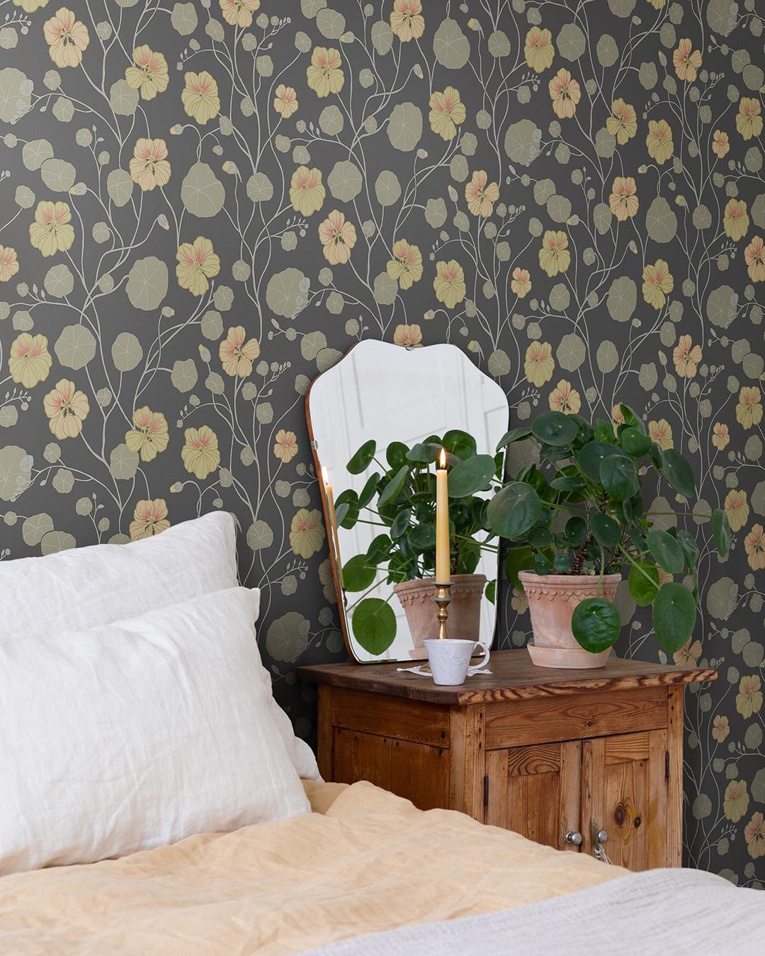 Krasseslinga, grå tapet tapet med blommigt mönster i grå. Från kollektionen Långenäs. Nonwoven-material med förskjuten passning.