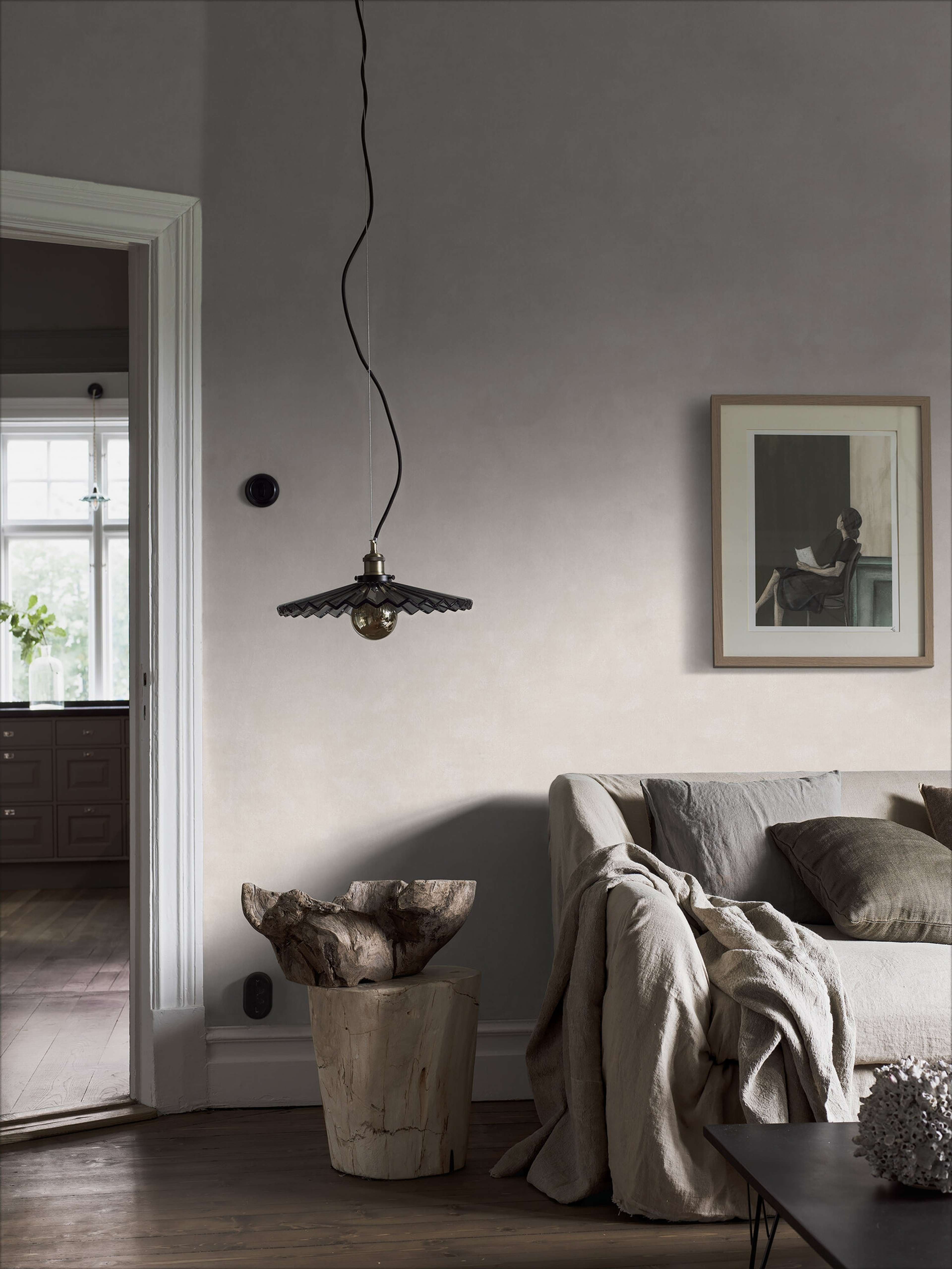Shades Dolomite tapet enfärgad i beige. Från kollektionen shades. Nonwoven-material. Passar i vardagsrum.