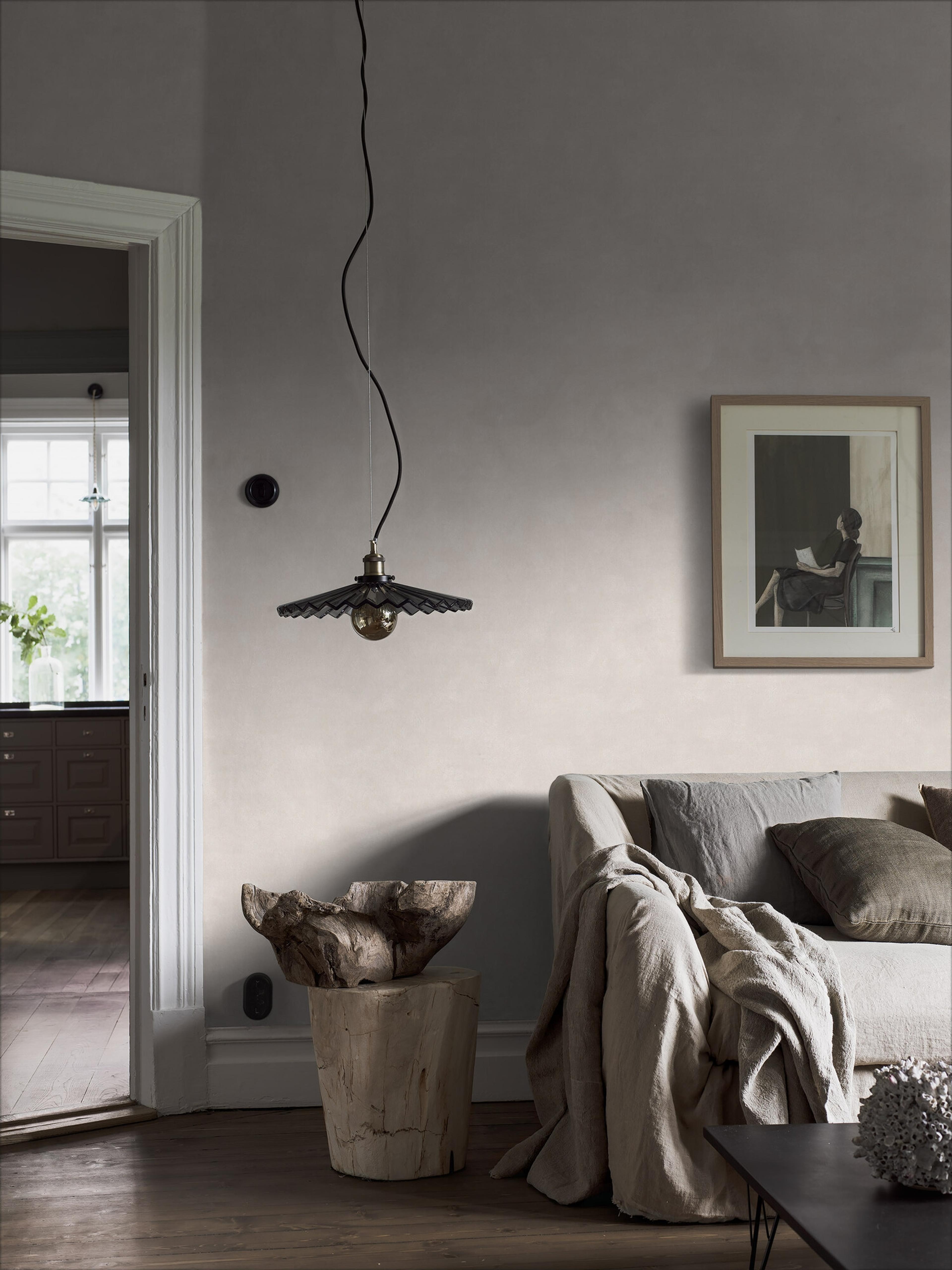 Shades Dolomite tapet enfärgad i beige. Från kollektionen shades. Nonwoven-material. Passar i vardagsrum.