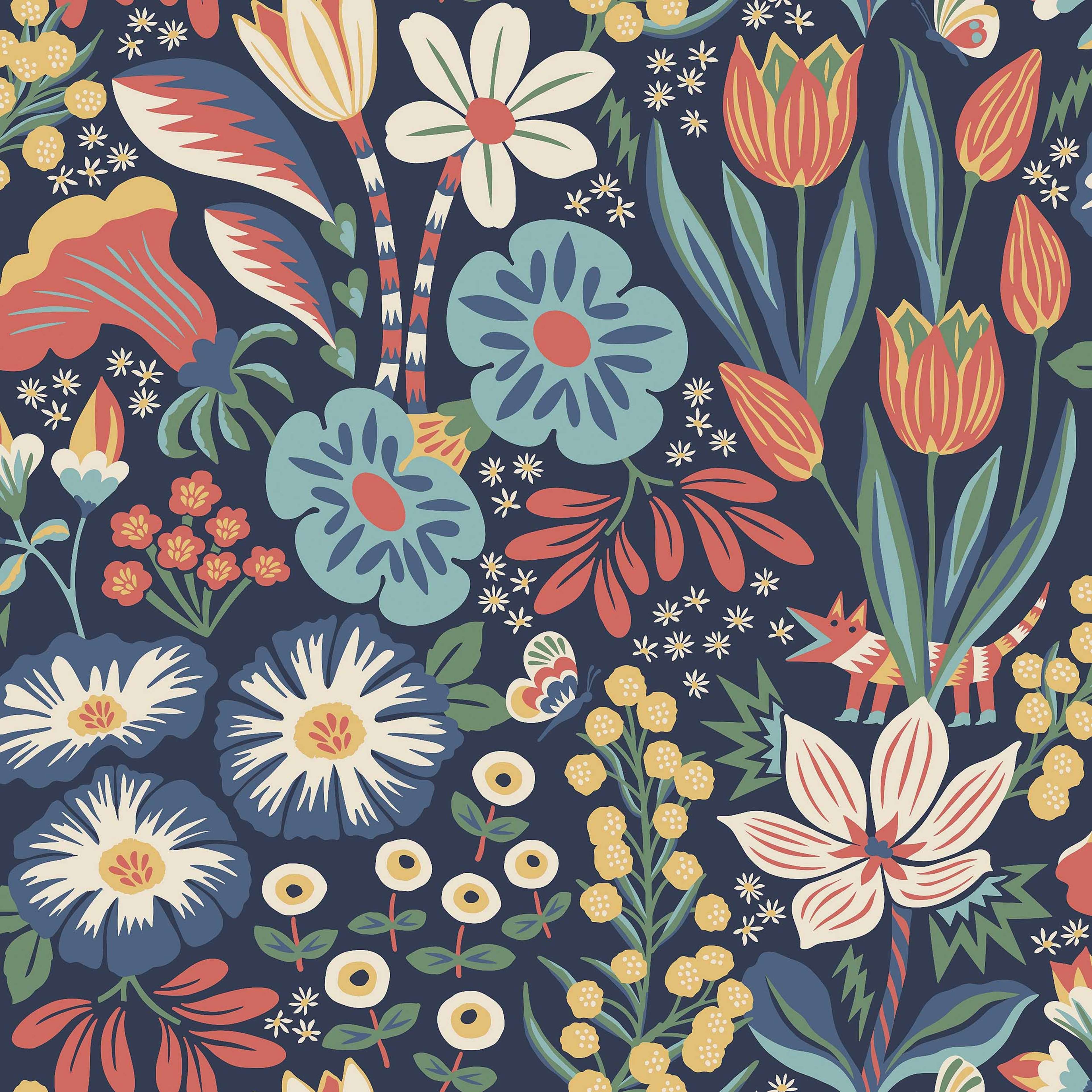 Hanna Werning Trädgården blå, tapet tapet med blommigt mönster i blå. Från kollektionen swedish designers. Nonwoven-material med förskjuten passning.