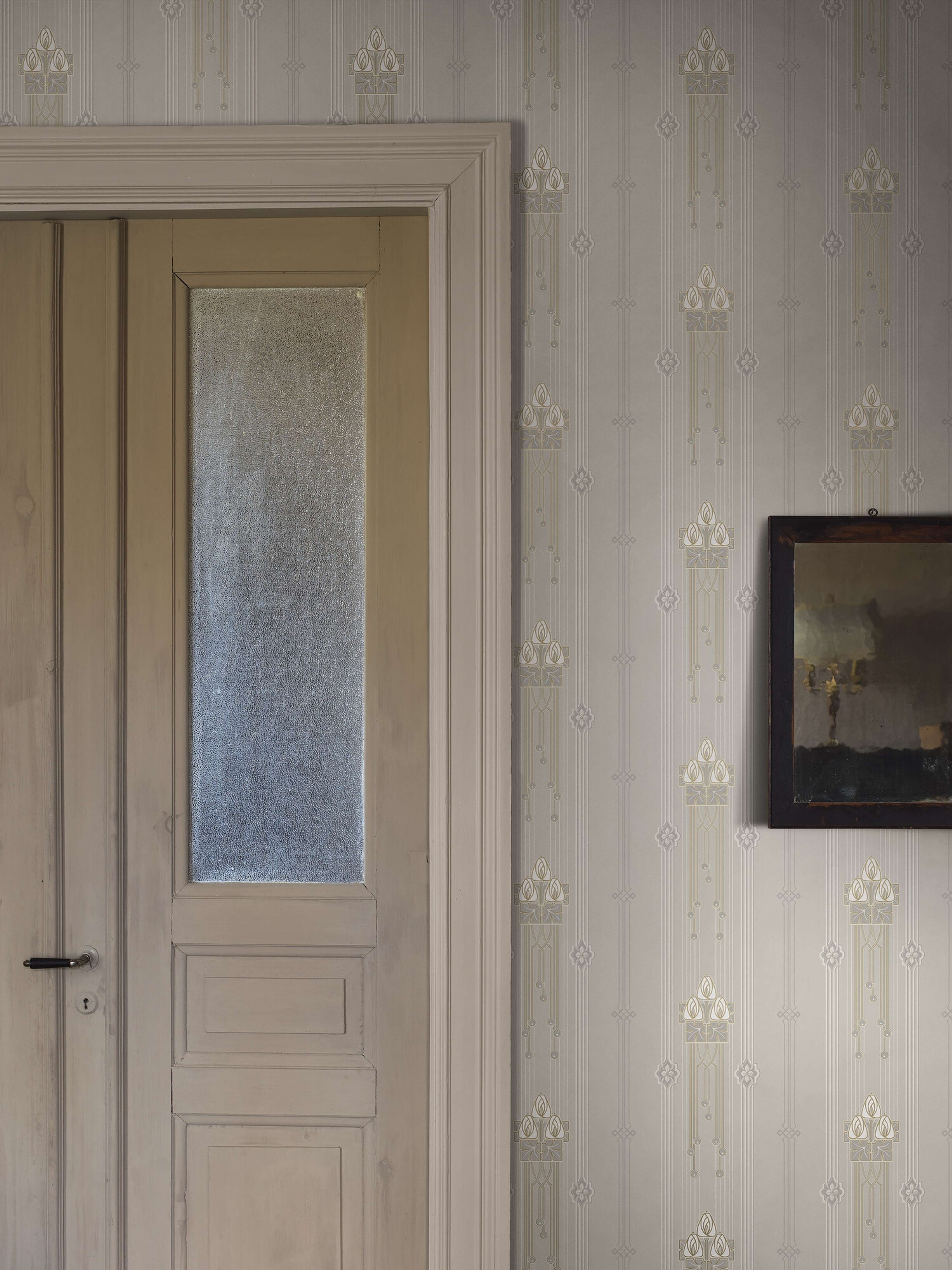 Villastan tapet med blommigt mönster i grå. Från kollektionen Alla Tiders Hus. Nonwoven-material med rak passning. Passar i vardagsrum, matsal och kök.