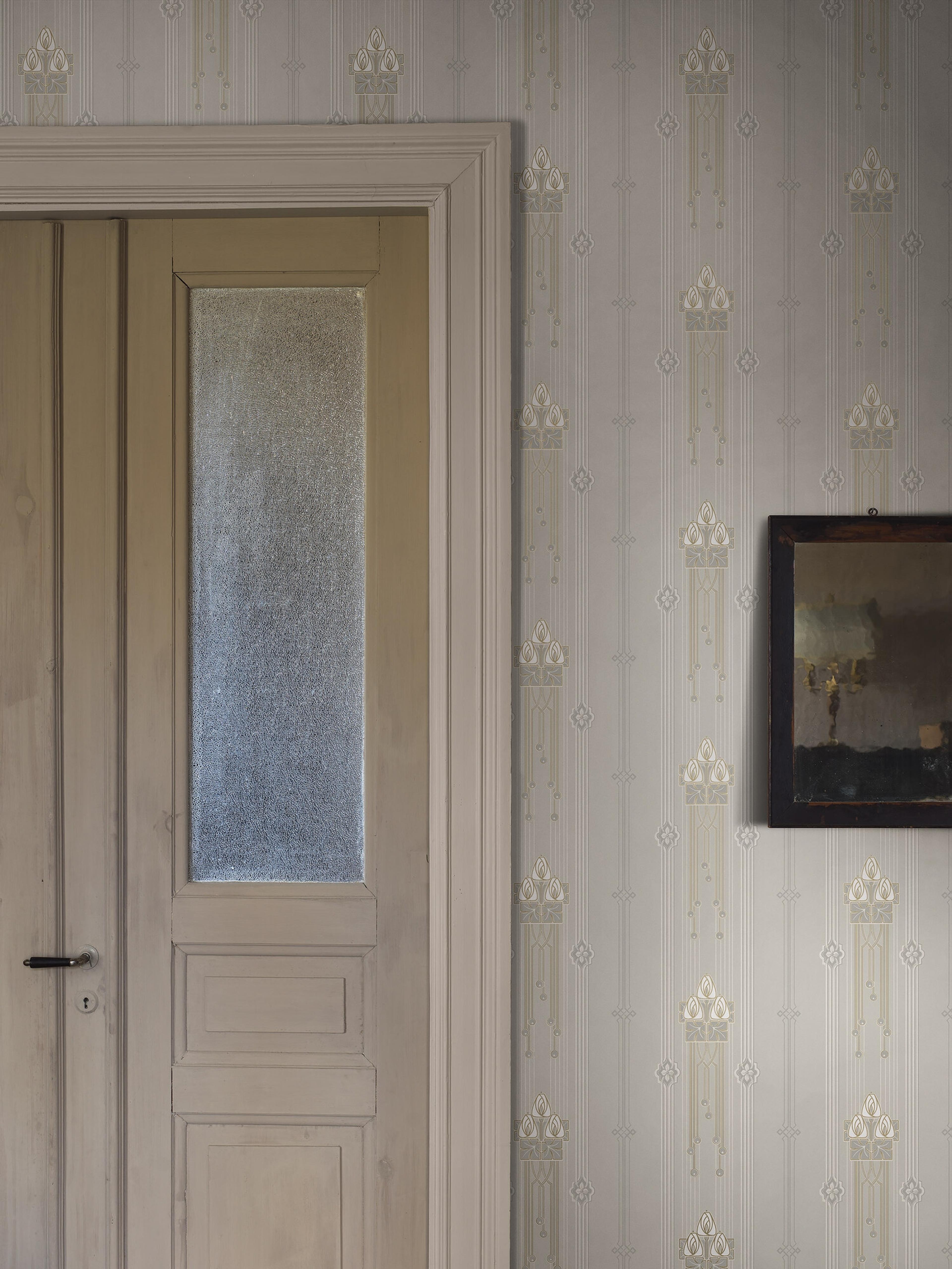 Villastan tapet med blommigt mönster i grå. Från kollektionen Alla Tiders Hus. Nonwoven-material med rak passning. Passar i vardagsrum, matsal och kök.
