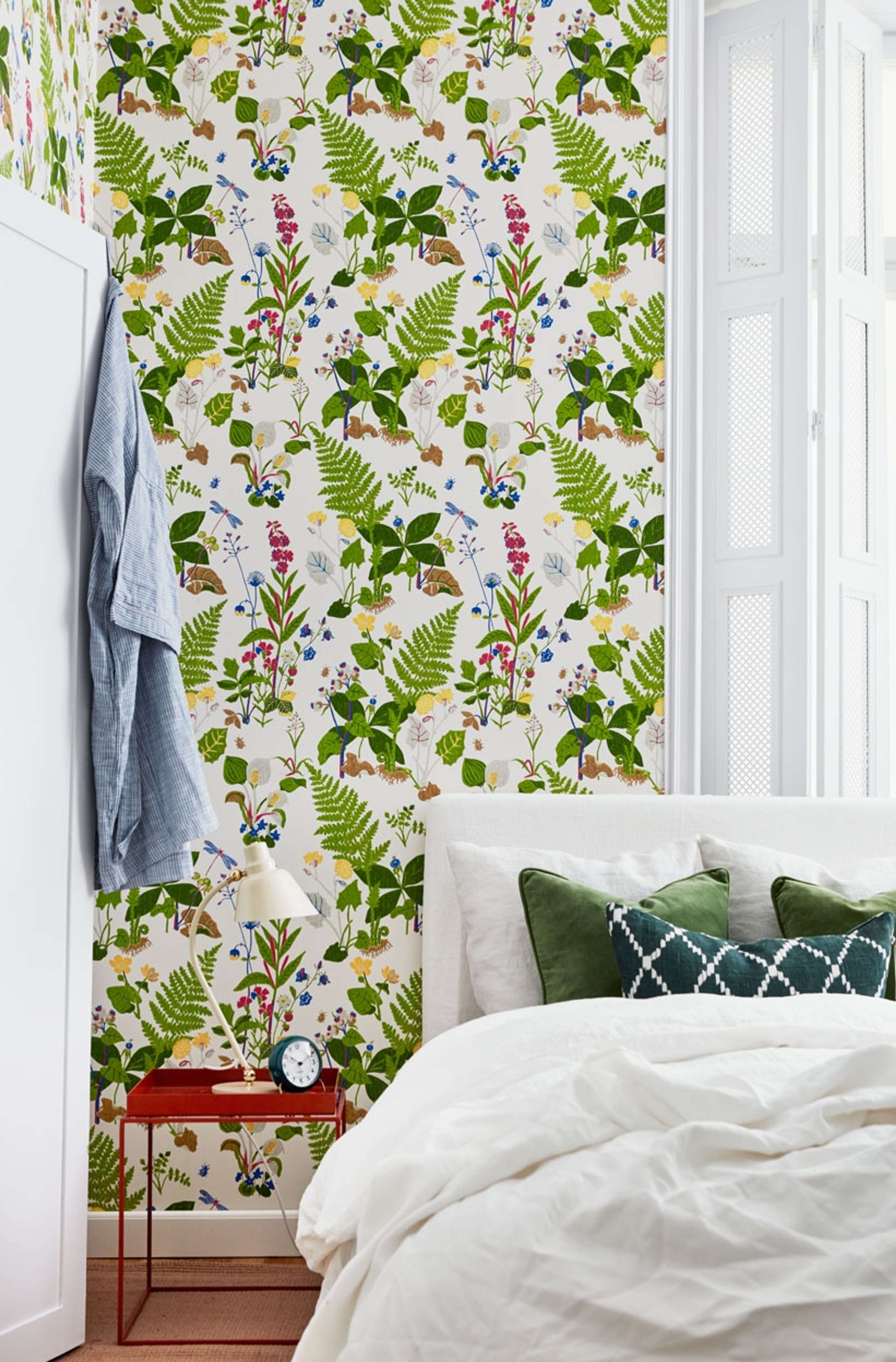 Trollslända tapet från Boråstapeter med botaniskt, retro mönster i vit och grön. Från kollektionen Scandinavian Designers II. Nonwoven-material med rak passning. Country-stil.