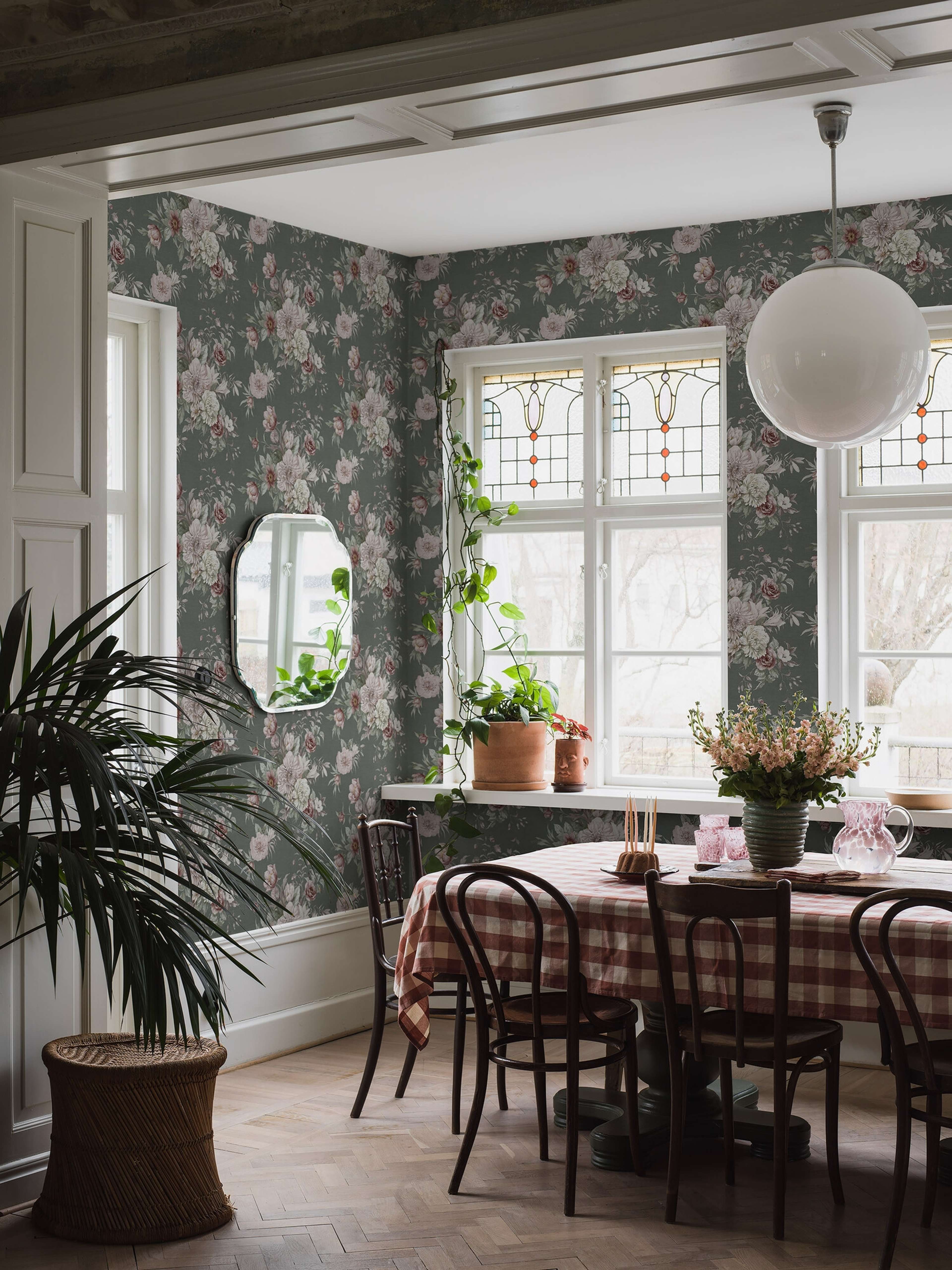Floral Charm tapet tapet med blommigt mönster i grön. Från kollektionen Dreamy Escape. Nonwoven-material med förskjuten passning. Passar i vardagsrum och matsal.