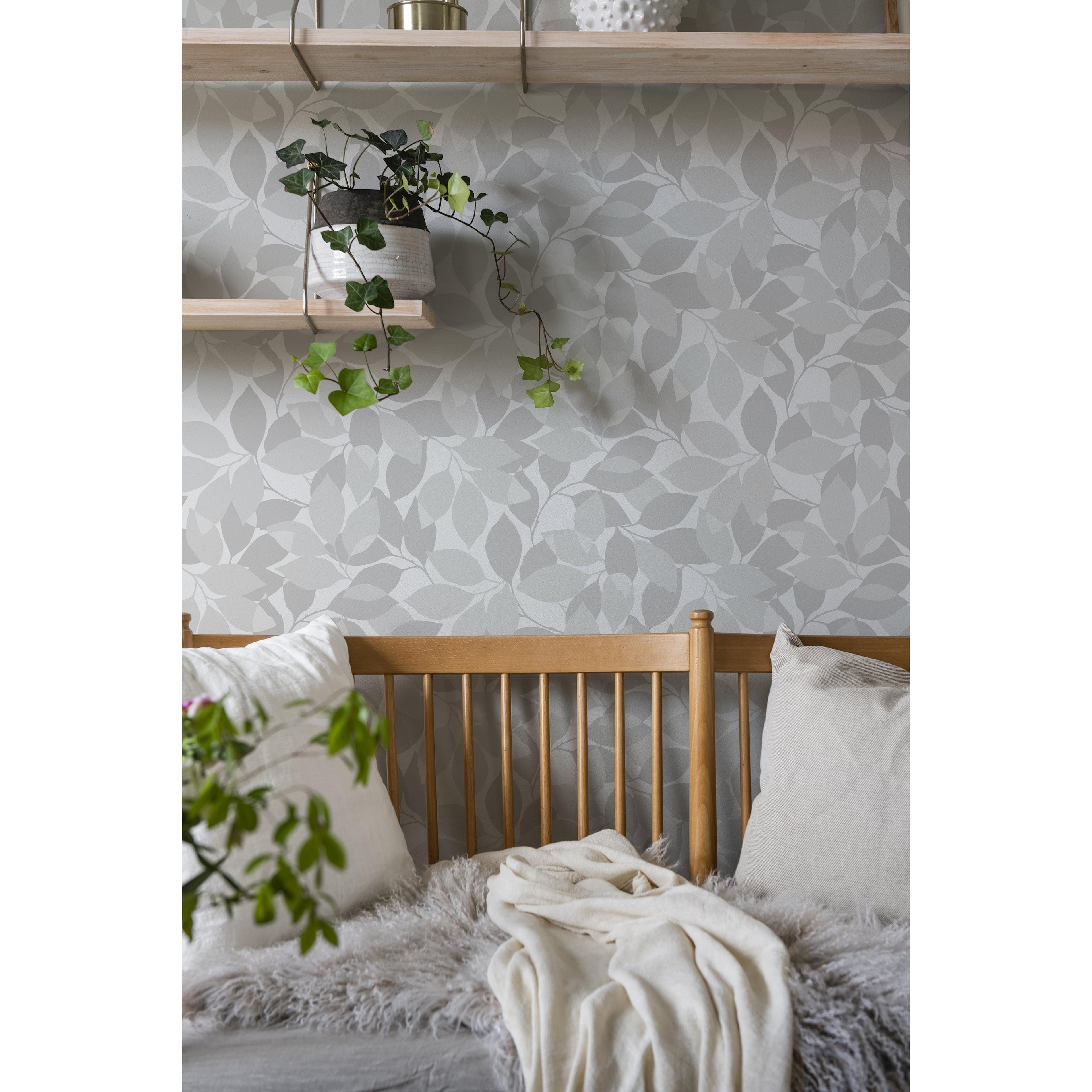Augusti, grå tapet med botaniskt mönster i grå. Från kollektionen Blommor & Blad. Nonwoven-material med rak passning.