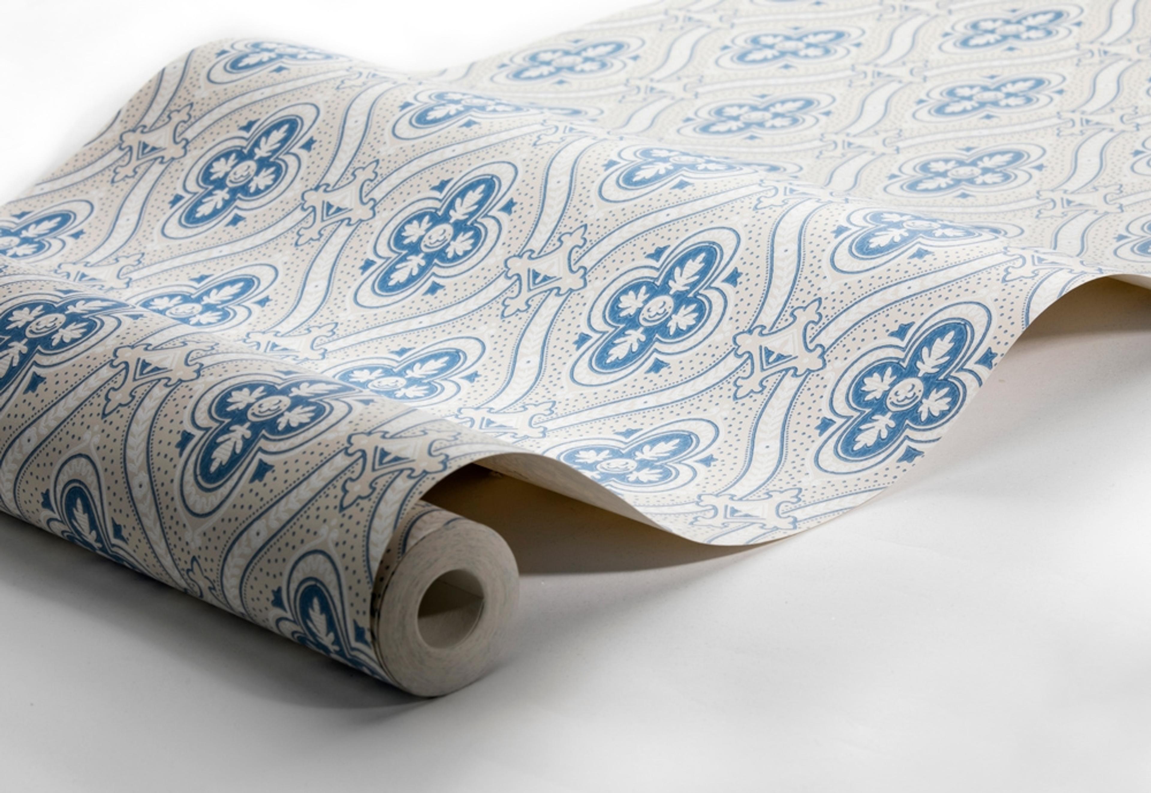Pigkammaren tapet från Boråstapeter med medaljonger mönster i blå och beige. Från kollektionen anno. Nonwoven-material med rak passning. Vintage, lyx, city-stil. Passar i sovrum och matsal.